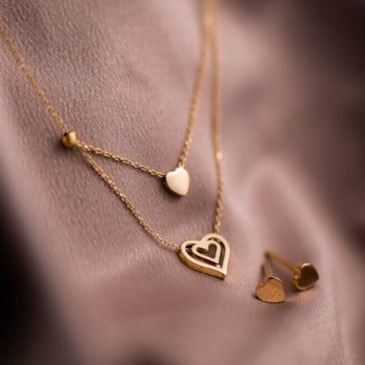 ਜੇਕਰ ਤੁਸੀਂ ਕੁਝ ਯੂਨੀਕ ਟ੍ਰਾਈ ਕਰਨਾ ਚਾਹੁੰਦੇ ਹੋ, ਤਾਂ ਤੁਸੀਂ ਇਸ ਡਿਜ਼ਾਈਨ ਤੋਂ ਆਇਡੀਆ ਲੈ ਸਕਦੇ ਹੋ। ਇਹ ਡਬਲ ਪੈਂਡੈਂਟ-ਸਟਾਈਲ ਚੇਨ ਡਿਜ਼ਾਈਨ ਵੀ ਬਹੁਤ ਸੁੰਦਰ ਦਿਖਾਈ ਦਿੰਦਾ ਹੈ। ਇਹ ਲਹਿੰਗਿਆਂ, ਸਾੜੀਆਂ ਅਤੇ ਸੂਟਾਂ ਲਈ ਬੈਲਟ ਰਹੇਗਾ। ਤੁਹਾਨੂੰ ਇਸ ਡਬਲ ਲੇਅਰ ਸਟਾਈਲ ਵਿੱਚ ਨੈਕ ਚੇਨ ਵੀ ਮਿਲ ਜਾਵੇਗੀ, ਜਿਸਨੂੰ ਤੁਸੀਂ ਕੈਰੀ ਕਰ ਸਕਦੇ ਹੋ।