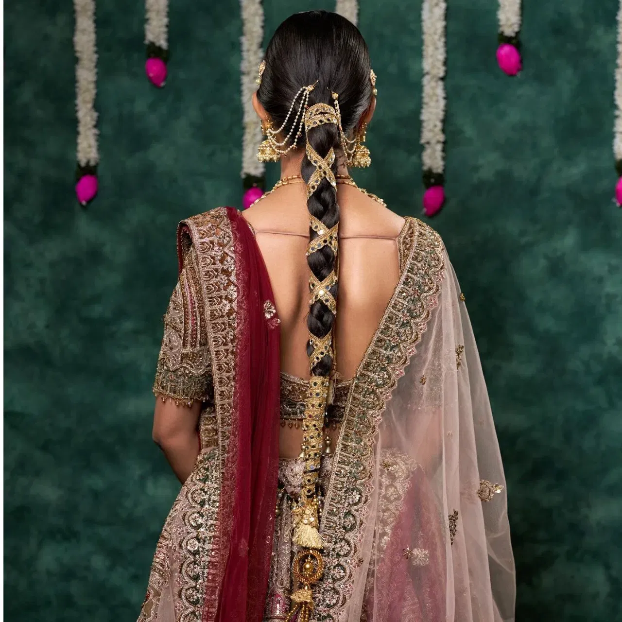 ਗੁੱਤ ਵਾਲਾ ਹੇਅਰ ਸਟਾਈਲ ਇਨ੍ਹੀਂ ਦਿਨੀਂ ਕਾਫ਼ੀ ਟ੍ਰੈਂਡੀ ਹੈ। ਸਿੰਪਲ ਸੂਟ ਅਤੇ ਸਾੜੀਆਂ ਤੋਂ ਇਲਾਵਾ, ਲਾੜੀਆਂ ਗੁੱਤ ਵਾਲਾ ਹੇਅਰ ਸਟਾਈਲ ਵੀ ਕੈਰੀ ਕਰ ਰਹੀਆਂ ਹਨ। ਤੁਸੀਂ ਇਸ ਗੁੱਤ ਨੂੰ ਅਜਮਾ ਸਕਦੇ ਹੋ, ਜਿਸ ਵਿੱਚ ਪਰਾਂਦਾ ਲਗਾਇਆ ਗਿਆ ਹੈ ਅਤੇ ਪੂਰੀ ਗੁੱਤ ਨੂੰ ਗੋਟੇ ਨਾਲ ਕਵਰ ਕੀਤਾ ਗਿਆ ਹੈ। (Credit: khushbuchandimakeup/Instagram)