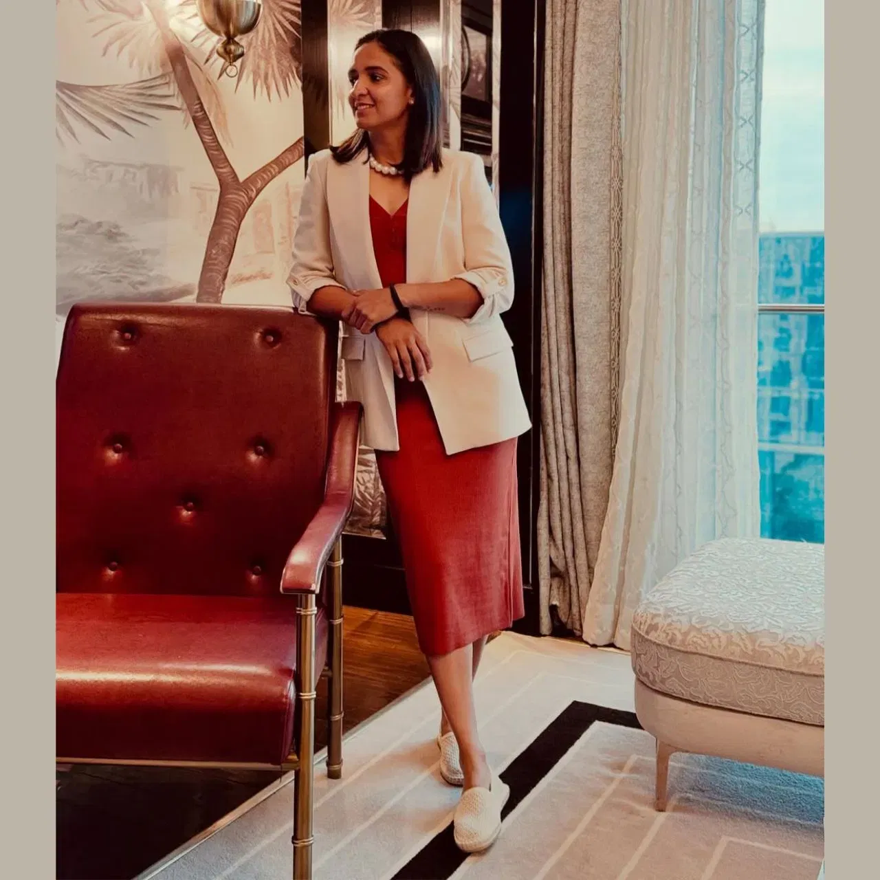 ਇੰਡੀਆ ਦੀ ਮਹਿਲਾ ਕ੍ਰਿਕਟ ਟੀਮ ਦੀ ਕਪਤਾਨ ਹਰਮਨਪ੍ਰੀਤ ਕੌਰ ਦਾ ਇਹ ਲੁੱਕ ਸਿੰਪਲ, ਖੂਬਸੂਰਤ ਅਤੇ ਗ੍ਰੇਸਫੁਲ ਹੈ। ਉਨ੍ਹਾਂ ਨੇ ਵੀ-ਨੇਕਲਾਈਨ ਵਾਲੀ ਮਿਡ-ਲੈਂਥ ਰੈੱਡ ਡ੍ਰੈਸ ਕੈਰੀ ਕੀਤੀ ਹੈ, ਜਿਸ ਨਾਲ ਉਨ੍ਹਾਂ ਨੇ ਆਫ-ਵਾਈਟ ਬਲੇਜ਼ਰ ਪੇਅਰ ਕੀਤਾ ਹੈ। ਸਿੰਪਸ ਸਟ੍ਰੇਟ ਹੇਅਰਸਟਾਈਲ ਅਤੇ ਪਰਲਸ  ਨੈਕਪੀਸ ਨਾਲ ਉਨ੍ਹਾਂ ਨੇ ਆਪਣੇ ਇਸ ਕਲਾਸੀ ਲੁੱਕ ਨੂੰ ਕਪੰਲੀਟ ਟਚ ਦਿੱਤਾ ਹੈ।