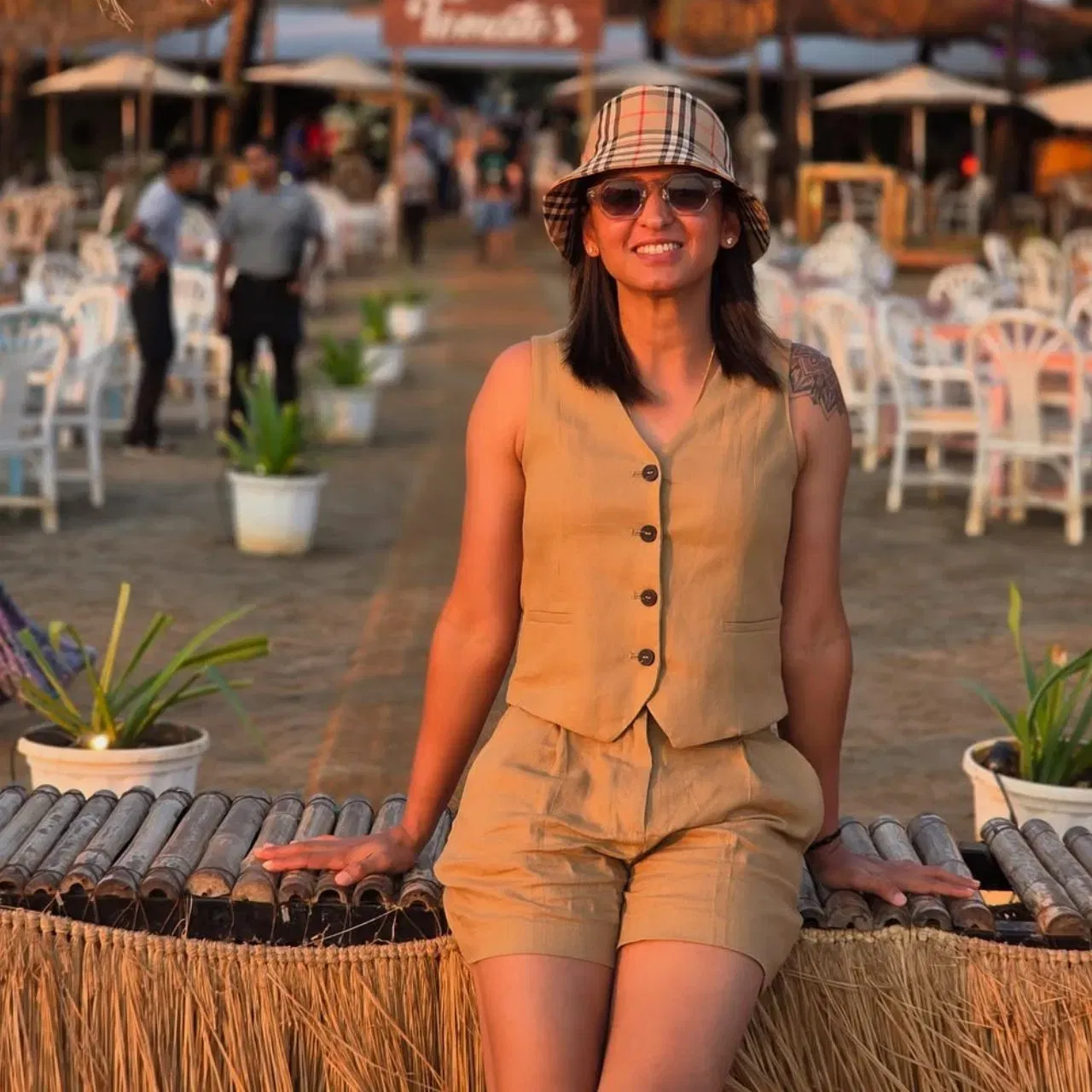 ਹਰਮਨਪ੍ਰੀਤ ਕੌਰ ਦਾ ਇਹ ਲੁੱਕ ਵੇਕੇਸ਼ਨ ਲਈ ਬਿਲਕੁਲ ਪਰਫੈਕਟ ਹੈ। ਉਨ੍ਹਾਂ ਨੇ ਡਸਕੀ ਬ੍ਰਾਊਨ ਰੰਗ ਦੇ ਵੇਸਟ ਕੋਟ ਅਤੇ ਸ਼ੌਰਟਸ ਸੈਟ ਵਿੱਚ ਆਪਣਾ ਸਾਦਗੀ ਭਰਿਆ ਲੁੱਕ ਸ਼ੇਅਰ ਕੀਤਾ ਹੈ। ਸਨਗਲਾਸੇਸ ਦੇ ਨਾਲ ਚੈਕ ਪ੍ਰਿੰਟ ਵਾਲੀ ਬਕੇਟ ਹੈਟ ਉਨ੍ਹਾਂ ਦੇ ਲੁੱਕ ਨੂੰ ਕੰਪਲੀਟ ਬਣਾ ਰਹੀ ਹੈ। ਆਪਣੇ ਇਸ ਕੈਜ਼ੁਅਲ ਲੁੱਕ ਨੂੰ ਹਰਮਨਪ੍ਰੀਤ ਕੌਰ ਨੇ ਸਟੱਡ ਇਅਰਰਿੰਗਜ਼ ਨਾਲ ਕੰਪਲੀਟ ਕੀਤਾ ਹੈ।