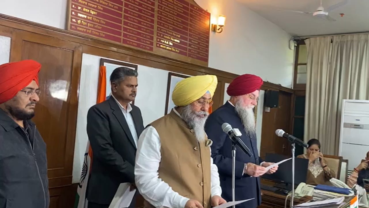 ਤਰਨਤਾਰਨ ਦੇ ਨਵੇਂ ਵਿਧਾਇਕ ਹਰਮੀਤ ਸੰਧੂ ਨੇ ਚੁੱਕੀ ਅਹੁਦੇ ਦੀ ਸਹੁੰ, ਬਣੇ ਸਭ ਤੋਂ ਵੱਧ ਤਜ਼ਰਬੇਕਾਰ ਲੀਡਰ