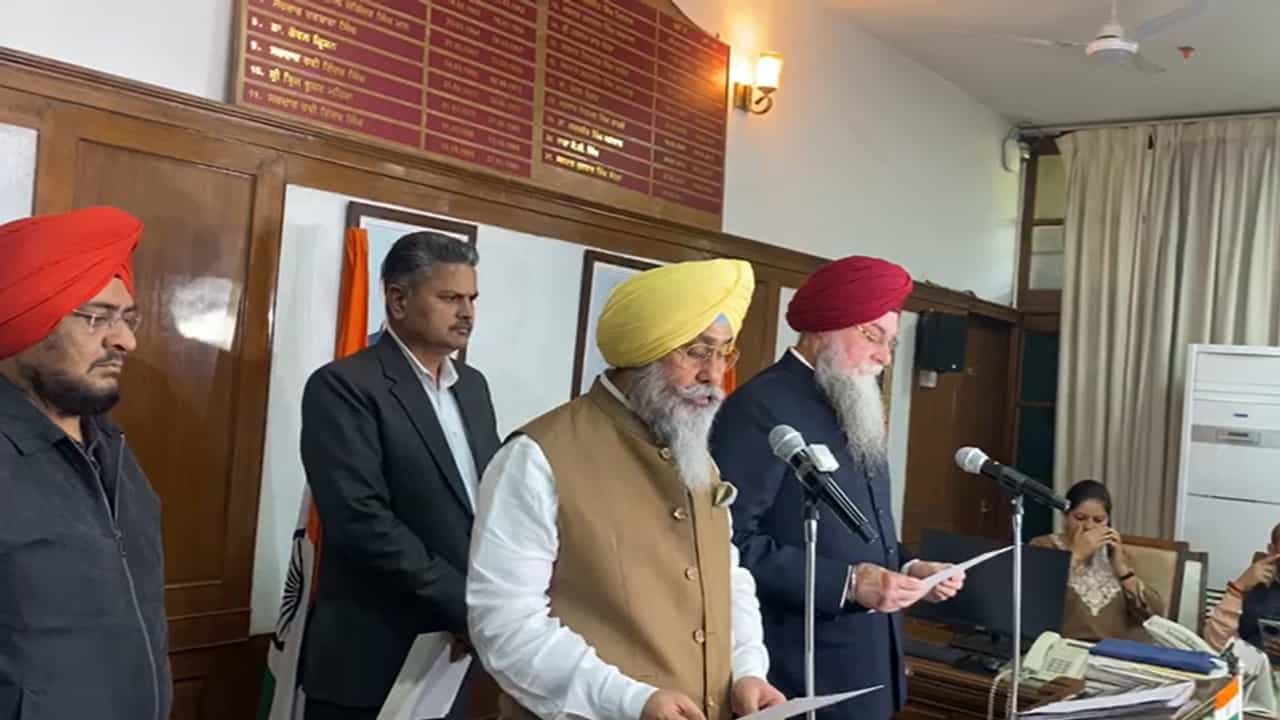 ਹਰਮੀਤ ਸੰਧੂ ਨੇ ਵਿਧਾਇਕ ਦੇ ਅਹੁਦੇ ਦੀ ਚੁੱਕੀ ਸਹੁੰ, ਪਾਰਟੀ ਚ ਬਣ ਗਏ ਸਭ ਤੋਂ ਤਜ਼ਰਬੇਕਾਰ ਲੀਡਰ