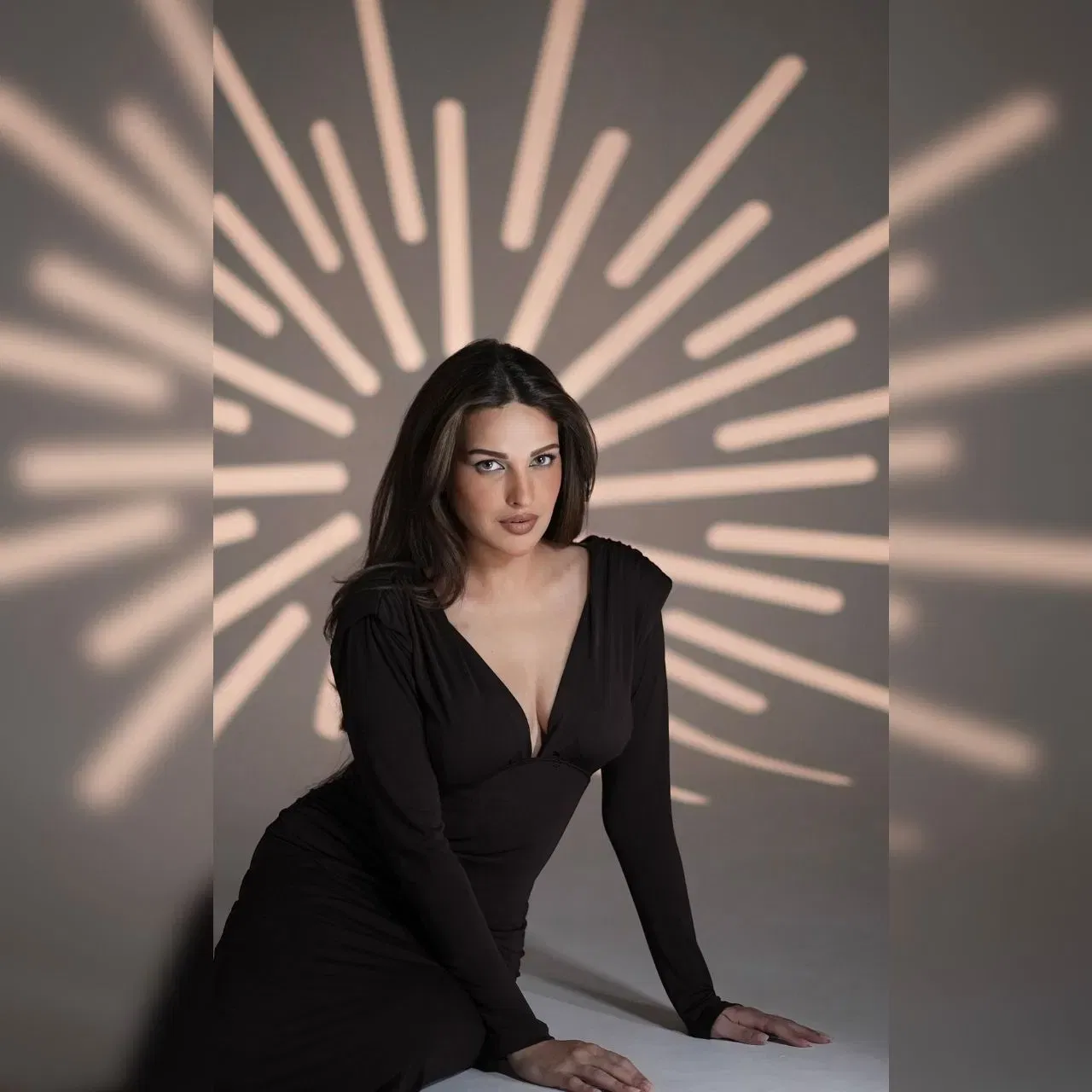 ਹਿਮਾਂਸ਼ੀ ਖੁਰਾਨਾ ਨੇ ਜਦੋਂ ਤੋਂ ਆਪਣਾ ਭਾਰ ਘਟਾਇਆ ਹੈ, ਉਹ ਹੋਰ ਵੀ ਖੂਬਸੂਰਤ ਹੋ ਗਈ ਹੈ। ਅਭਿਨੇਤਰੀ ਇਸ ਬਲੈਕ ਆਉਟਫਿਟ ਵਿੱਚ ਕਹਿਰ ਢਾਹ ਰਹੀ ਹੈ। ਉਨ੍ਹਾਂ ਨੇ ਇਸਨੂੰ ਨਿਊਡ ਮੇਕਅਪ ਨਾਲ ਪੇਅਰ ਕੀਤਾ ਹੈ ਅਤੇ ਵਾਲਾਂ ਨੂੰ ਖੁੱਲ੍ਹੇ ਛੱਡ ਕੇ ਆਪਣਾ ਲੁੱਕ ਕੰਪਲੀਟ ਕੀਤਾ ਹੈ, ਜੋ ਕਮਾਲ ਦਾ ਲੱਗ ਰਿਹਾ ਹੈ।