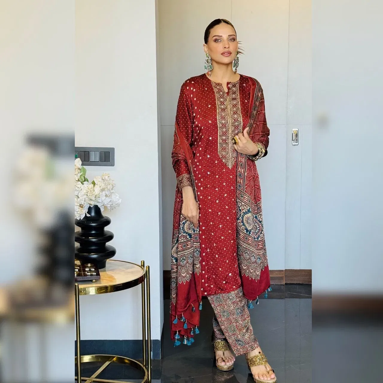 ਵੈਸਟਰਨ ਹੀ ਨਹੀਂ, ਸਗੋਂ ਟ੍ਰੇਡੀਸ਼ਨਲ ਵੀਅਰ ਵਿੱਚ ਵੀ ਹਿਮਾਂਸ਼ੀ ਕਮਾਲ ਦੀ ਲੱਗ ਰਹੀ ਹੈ। ਉਨ੍ਹਾਂ ਨੇ ਪ੍ਰਿੰਟਡ ਸੂਟ ਵੀਅਰ ਕੀਤਾ ਹੈ, ਜਿਸਦੇ ਨਾਲ ਮੈਚਿੰਗ ਦੁਪੱਟਾ ਕੈਰੀ ਕੀਤਾ ਹੈ। ਹੈਵੀ ਈਅਰਿੰਗਜ ਅਤੇ ਸਲੀਕ ਬੰਨ ਨਾਲ ਹਿਮਾਂਸ਼ੀ ਦਾ ਲੁਕ ਕਾਫੀ ਰਾਇਲ ਲੱਗ ਰਿਹਾ ਹੈ।