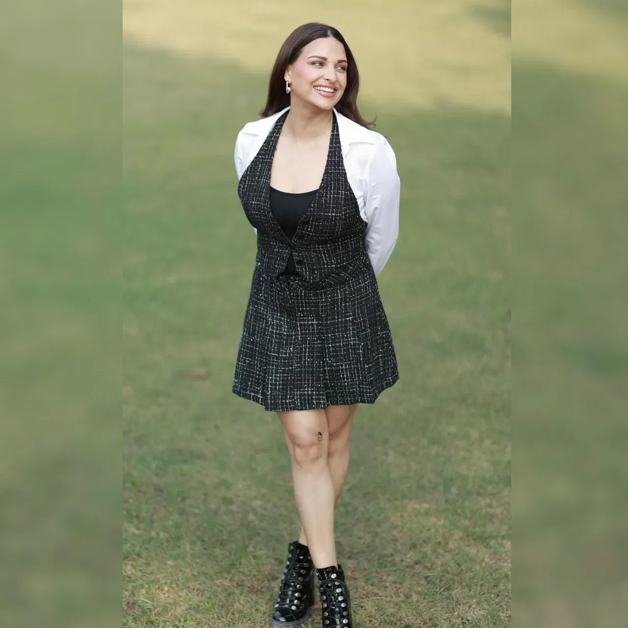 Actress Himanshi Khurana Birthday: ਹਿਮਾਂਸ਼ੀ ਖੁਰਾਨਾ ਦਾ ਫੈਸ਼ਨ ਸੈਂਸ ਬਹੁਤ ਹੀ ਕਮਾਲ ਦਾ ਹੈ। ਇਸ ਫੋਟੋ ਵਿੱਚ, ਉਹ ਇੱਕ ਕਾਲੇ ਸ਼ਾਰਟ ਸਕਰਟ ਵਿੱਚ ਦਿਖਾਈ ਦੇ ਰਹੀ ਹੈ, ਮੈਚਿੰਗ ਵੈਸਟਕੋਟ ਵੀਅਰ ਕੀਤਾ ਹੈ, ਜਿਸਦੇ ਨਾਲ ਵਾਈਟ ਸ਼ਰਟ ਸਟਾਈਲ ਕੀਤੀ ਹੈ। ਲਾਈਟ ਮੇਕਅਪ, ਬਲੈਕ ਬੂਟਸ ਅਤੇ ਗਲੌਸੀ ਲਿਪਸ ਦੇ ਨਾਲ, ਹਿਮਾਂਸ਼ੀ ਦਾ ਲੁੱਕ ਪਰਫੈਕਟ ਦਿਖਾਈ ਦੇ ਰਿਹਾ ਹੈ।