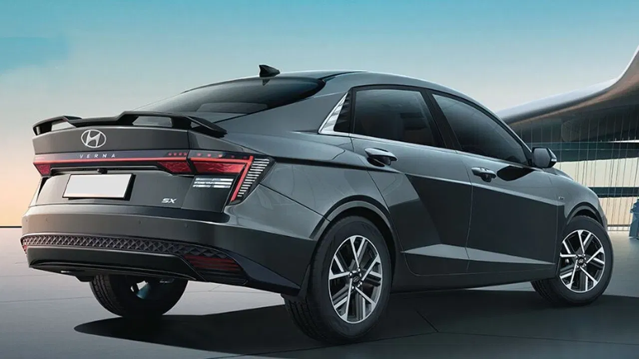 Hyundai Verna Price: ਇਸ ਪ੍ਰਸਿੱਧ ਹੁੰਡਈ ਕਾਰ ਦੇ ਟਾਪ SX(O) ਵੇਰੀਐਂਟ ਲੈਵਲ 2 ADAS ਫੀਚਰਸ ਮਿਲਦੇ ਹਨ। ਇਸ ਵੇਰੀਐਂਟ ਦੀ ਕੀਮਤ ₹14.35 ਲੱਖ (ਐਕਸ-ਸ਼ੋਰੂਮ) ਹੈ। (ਫੋਟੋ-ਹੁੰਡਈ)