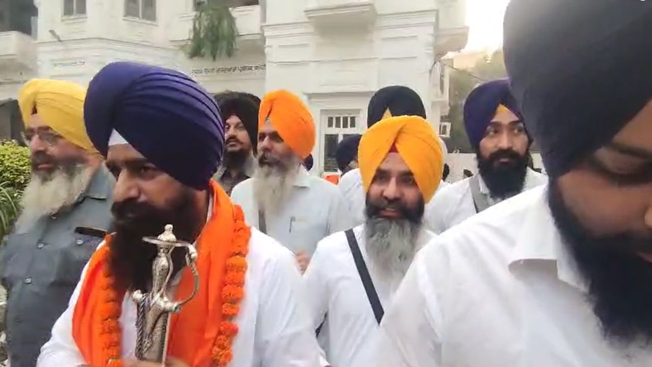 ਪ੍ਰਕਾਸ਼ ਪੁਰਬ ਮੌਕੇ ਸਿੱਖ ਜੱਥਾ ਪਾਕਿਸਤਾਨ ਰਵਾਨਾ, ਜਥੇਦਾਰ ਬੋਲੇ- ਪਾਸਪੋਰਟ ਦੀ ਬਜਾਏ ਆਧਾਰ ਦੇਖ ਮਿਲਣੀ ਚਾਹੀਦੀ ਇਜਾਜ਼ਤ