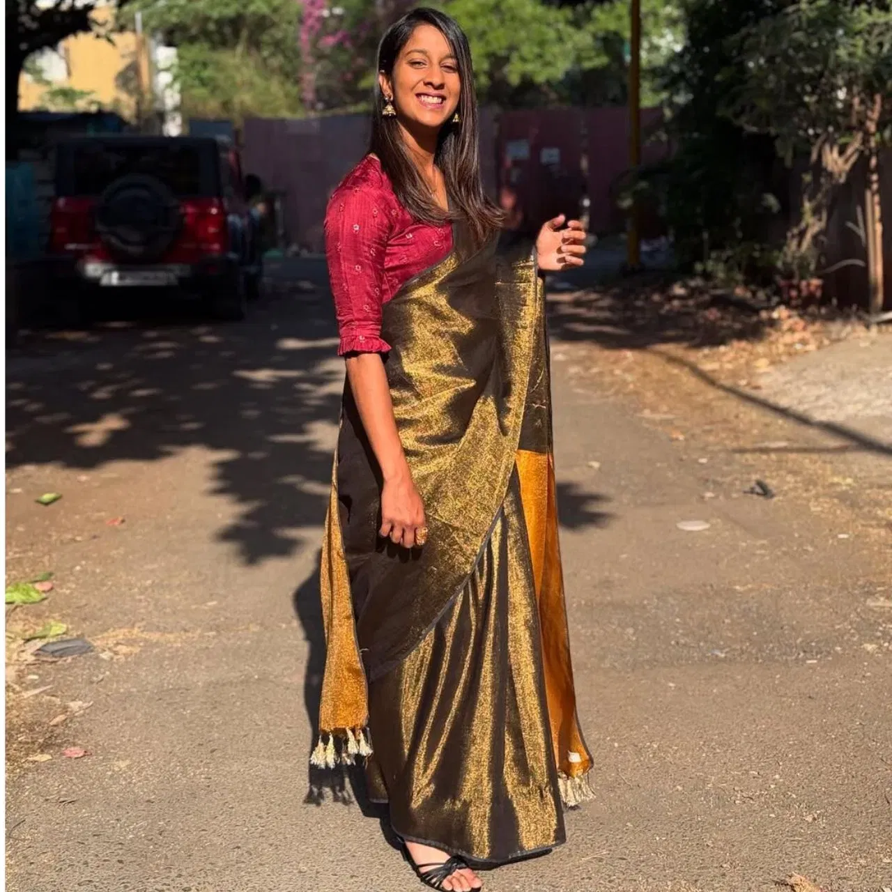 ਵਰਲਡ ਕੱਪ ਜਿਤਾਉਣ ਵਿੱਚ ਜੇਮੀਮਾ ਰੋਡਰਿਗਜ਼ ਨੇ ਵੀ ਬਹੁਤ ਮਹੱਤਵਪੂਰਨ ਭੂਮਿਕਾ ਨਿਭਾਈ ਹੈ। ਉਨ੍ਹਾਂ ਦੇ ਸਟਾਈਲ ਦੀ ਗੱਲ ਕਰੀਏ ਤਾਂ ਇਸ ਤਸਵੀਰ ਵਿੱਚ ਉਨ੍ਹਾਂ ਨੇ ਮੈਟੈਲਿਕ ਕਲਰ ਦੀ ਸ਼ਾਈਨਿੰਗ ਸਾੜੀ ਪਾਈ ਹੈ ਅਤੇ ਹਾਫ ਸਲੀਵ ਮਰੂਨ ਬਲਾਉਜ਼ ਨਾਲ ਅਟਾਇਰ ਵਿੱਚ ਖੂਬਸੂਰਤ ਕੰਟ੍ਰਾਸਟ ਕ੍ਰਿਏਟ ਕੀਤਾ ਹੈ। ਵਨ ਸਾਈਡ ਕਰਕੇ ਵਾਲਾਂ ਨੂੰ ਸਟ੍ਰੇਟ ਖੁੱਲ੍ਹੇ ਛੱਡਿਆ ਹੈ।ਪੋਲਕੀ ਝੁਮਕੇ, ਰਿੰਗ ਅਤੇ ਸਾਦੇ ਫੁਟਵੇਅਰ ਉਨ੍ਹਾਂ ਦੇ ਸਟਾਈਲ ਵਿੱਚ ਐਲੀਗੈਂਸ ਐਡ ਕਰ ਰਹੇ ਹਨ।