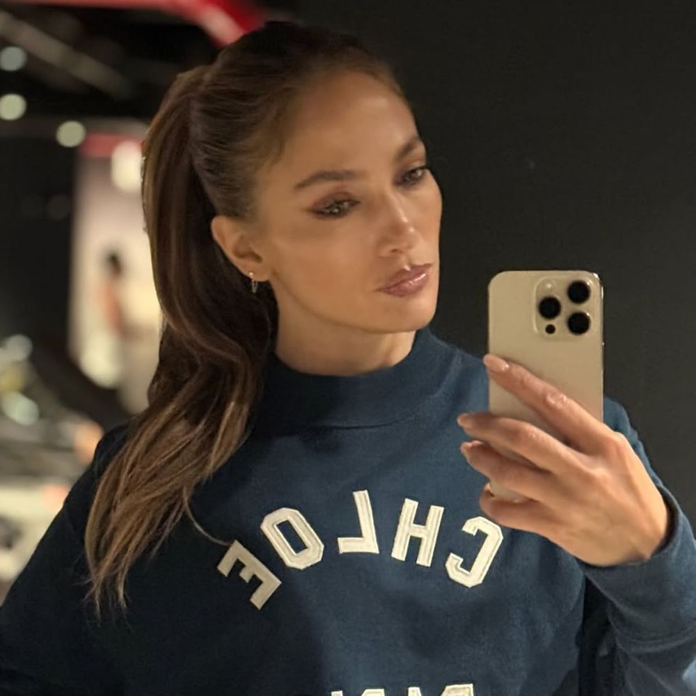 ਇਸ ਸਮਾਰੋਹ ਵਿੱਚ ਬਾਲੀਵੁੱਡ ਅਤੇ ਹਾਲੀਵੁੱਡ ਦੇ ਕਈ ਸਿਤਾਰੇ ਸ਼ਾਮਲ ਹੋ ਰਹੇ ਹਨ। ਜੈਨੀਫਰ ਲੋਪੇਜ਼ ਵੀ ਵਿਆਹ ਵਿੱਚ ਸ਼ਾਮਲ ਹੋਣ ਲਈ ਭਾਰਤ ਆਈ ਹੈ, ਅਤੇ ਪ੍ਰਸ਼ੰਸਕ ਇਸ ਨੂੰ ਲੈ ਕੇ ਬਹੁਤ ਉਤਸ਼ਾਹਿਤ ਹਨ।