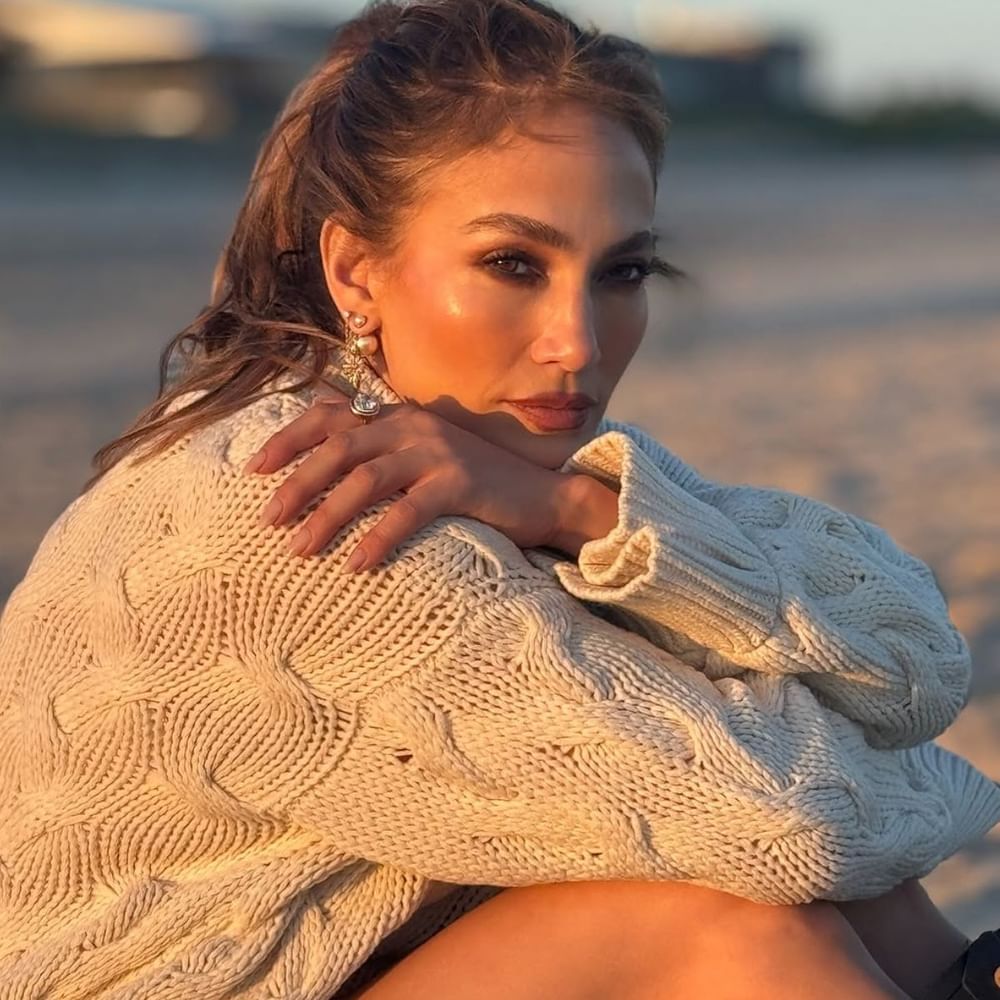 ਮੀਡੀਆ ਰਿਪੋਰਟਾਂ ਅਨੁਸਾਰ, ਜੈਨੀਫਰ ਨੇ 2015 ਵਿੱਚ ਸੰਜੇ ਹਿੰਦੂਜਾ ਅਤੇ ਅਨੁਸੂਆ ਮਹਤਾਨੀ ਦੇ ਵਿਆਹ ਵਿੱਚ ਸ਼ਿਰਕਤ ਕੀਤੀ ਸੀ। ਇਹ ਵੀ ਦੱਸਿਆ ਗਿਆ ਸੀ ਕਿ ਉਸਨੇ ਇਸ ਵਿਆਹ ਵਿੱਚ ਸ਼ਾਮਲ ਹੋਣ ਲਈ ₹6.5 ਕਰੋੜ ਰੁਪਏ ਲਏ ਸਨ।