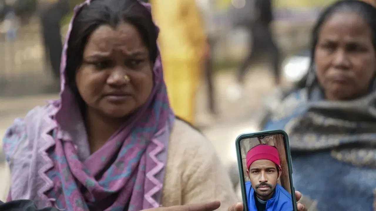 ਦਿੱਲੀ ਦੇ ਸ਼ਾਸਤਰੀ ਪਾਰਕ ਖੇਤਰ ਦੇ ਰਹਿਣ ਵਾਲੇ ਜੁੰਮਨ ਨੇ ਲਾਲ ਕਿਲ੍ਹੇ ਦੇ ਆਲੇ-ਦੁਆਲੇ ਇੱਕ ਈ-ਰਿਕਸ਼ਾ ਚਲਾਇਆ ਕਰਦੇ ਸਨ। ਉਹ ਹਾਦਸੇ ਵਾਲੇ ਦਿਨ ਧਮਾਕੇ ਵਾਲੀ ਕਾਰ ਦੇ ਨੇੜੇ ਵੀ ਮੌਜੂਦ ਸੀ, ਜਿਸ ਕਾਰਨ ਉਸਦੀ ਲਾਸ਼ ਸੜਕ 'ਤੇ ਟੁਕੜਿਆਂ ਵਿੱਚ ਖਿੰਡ ਗਈ। ਜੁੰਮਨ ਦੇ ਪਰਿਵਾਰਕ ਮੈਂਬਰ ਰੋਂਦੇ ਹੋਏ ਉਸਨੂੰ LNJP ਦੇ ਬਾਹਰ ਲੱਭ ਰਹੇ ਸਨ,ਪਰ ਕਾਫੀ ਸਮੇਂ ਤੱਕ ਉਸਦਾ ਪਤਾ ਨਹੀਂ ਲੱਗਿਆ। ਇਸ ਦੌਰਾਨ, ਉਸਦੀ ਨੀਲੀ ਜੈਕੇਟ ਤੋਂ ਉਸਦੀ ਪਛਾਣ ਹੋਈ। ਪਰਿਵਾਰ ਲਾਸ਼ ਦੀ ਹਾਲਤ ਦੇਖ ਕੇ ਹੈਰਾਨ ਰਹਿ ਗਿਆ, ਉਹ ਟੁਕੜਿਆਂ ਵਿੱਚ ਵੰਡੀ ਹੋਈ ਸੀ।