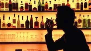 ਹੋਲੀ ਮੌਕੇ ਮੁਹਾਲੀ ਦੇ ਕੈਫੇ ‘ਚ ਵਿਕ ਰਹੀ ਸੀ ਚੰਡੀਗੜ੍ਹ ਦੀ ਸ਼ਰਾਬ, ਐਕਸਾਈਜ਼ ਵਿਭਾਗ ਨੇ ਦਿੱਤੀ ਦਬਿਸ਼