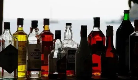 ਸ਼ਰਾਬ ਪੀਣ ਤੋਂ ਬਾਅਦ, ਗਾਮਾ ਐਮੀਨੋਬਿਊਟੀਰਿਕ ਐਸਿਡ ਰੀਸੈਪਟਰ ਪ੍ਰਭਾਵਿਤ ਹੁੰਦਾ ਹੈ। ਇਹ ਸਰੀਰ ਵਿੱਚ ਨਿਊਰੋਨਸ ਦੇ ਕੰਮਕਾਜ ਨੂੰ ਹੌਲੀ ਕਰ ਦਿੰਦਾ ਹੈ। ਇਸ ਲਈ ਅਸੀਂ ਪੀਣ ਤੋਂ ਬਾਅਦ ਸਰੀਰਕ ਅਤੇ ਮਾਨਸਿਕ ਤੌਰ 'ਤੇ ਸੁਸਤ ਮਹਿਸੂਸ ਕਰਦੇ ਹਾਂ। ਹਾਲਾਂਕਿ, ਸਰਦੀਆਂ ਵਿੱਚ ਇਹ ਪ੍ਰਕਿਰਿਆ ਵੱਖਰੀ ਹੁੰਦੀ ਹੈ।