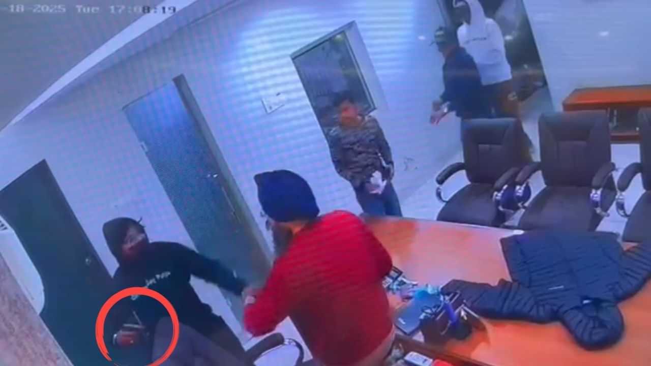 ਲੁਧਿਆਣਾ: ਕਾਰੋਬਾਰੀ ਤੋਂ ਬੰਦੂਕ ਦੀ ਨੋਕ ਤੇ ਲੁੱਟ ਦੀ ਕੋਸ਼ਿਸ਼, ਸੀਸੀਟੀਵੀ ਚ ਕੈਦ ਹੋਈ ਖੌਫ਼ਨਾਕ ਘਟਨਾ ਲੁਧਿਆਣਾ: ਕਾਰੋਬਾਰੀ ਤੋਂ ਬੰਦੂਕ ਦੀ ਨੋਕ ਤੇ ਲੁੱਟ ਦੀ ਕੋਸ਼ਿਸ਼, ਸੀਸੀਟੀਵੀ ਚ ਕੈਦ ਹੋਈ ਖੌਫ਼ਨਾਕ ਘਟਨਾ