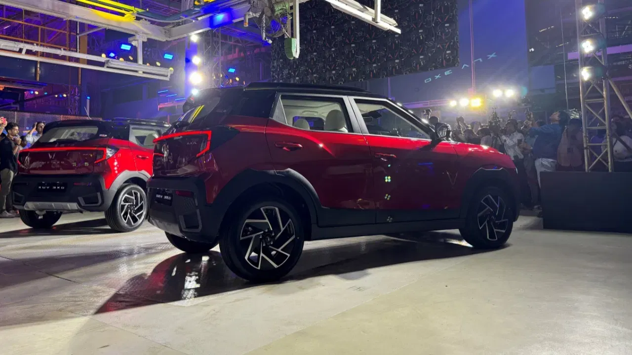 Mahindra XUV 3XO Price: ਇਸ ਮਹਿੰਦਰਾ ਸਬਕੰਪੈਕਟ SUV ਦੇ AX5L ਅਤੇ AX7L ਵੇਰੀਐਂਟ ਲੈਵਲ 2 ADAS ਫੀਚਰਸ ਦੀ ਪੇਸ਼ਕਸ਼ ਕਰਦੇ ਹਨ। ਇਹਨਾਂ ਵੇਰੀਐਂਟਸ ਦੀ ਕੀਮਤ ₹12.17 ਲੱਖ (ਐਕਸ-ਸ਼ੋਰੂਮ) ਤੋਂ ₹14.40 ਲੱਖ (ਐਕਸ-ਸ਼ੋਰੂਮ) ਤੱਕ ਹੈ। (ਫੋਟੋ: ਮਹਿੰਦਰਾ)