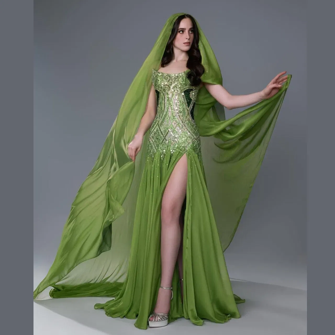 ਫਾਤਿਮਾ ਬੋਸ਼ ਨੇ ਲੈਮਨ ਗ੍ਰੀਨ ਕਲਰ ਆਫ-ਸ਼ਾਲਡਰ, ਫਲੋਰ-ਲੈਂਥ ਡਰੈੱਸ ਪਾਈ ਹੋਈ ਹੈ। ਡਰੈੱਸ ਫਿਟੇਡ ਟਾਪ ਏਂਬੇਲਿਸ਼ਡ ਹੈ, ਜਿਸ ਨੂੰ ਸਿਲਵਰ ਅਤੇ ਮੈਚਿੰਗ ਬੀਡਸ ਨਾਲ ਤਿਆਰ ਕੀਤਾ ਗਿਆ ਹੈ। ਪਲੇਨ ਫਲੇਅਰਡ ਬਾਟਮ ਵਿੱਚ ਇੱਕ ਹਾਈ ਸਲਿਟ ਦਿੱਤੀ ਗਈ ਹੈ। ਹੇਮਲਾਈਨ ਨੂੰ ਸਿੰਪਲ ਰੱਖਿਆ ਗਿਆ ਹੈ, ਅਤੇ ਕੇਪ ਨੂੰ ਬਾਟਮ ਵਾਂਗ ਫਲੋਈ ਸ਼ੀਰ ਫੈਬਰਿਕ ਨਾਲ ਤਿਆਰ ਕੀਤਾ ਗਿਆ ਹੈ ਜੋ ਹੇਠਾਂ ਹੈ ਉਨ੍ਹਾਂਦੀ ਡਰੈੱਸ ਰੈਂਪ  ਵਾਕ-ਰੈਡੀ ਹੈ।