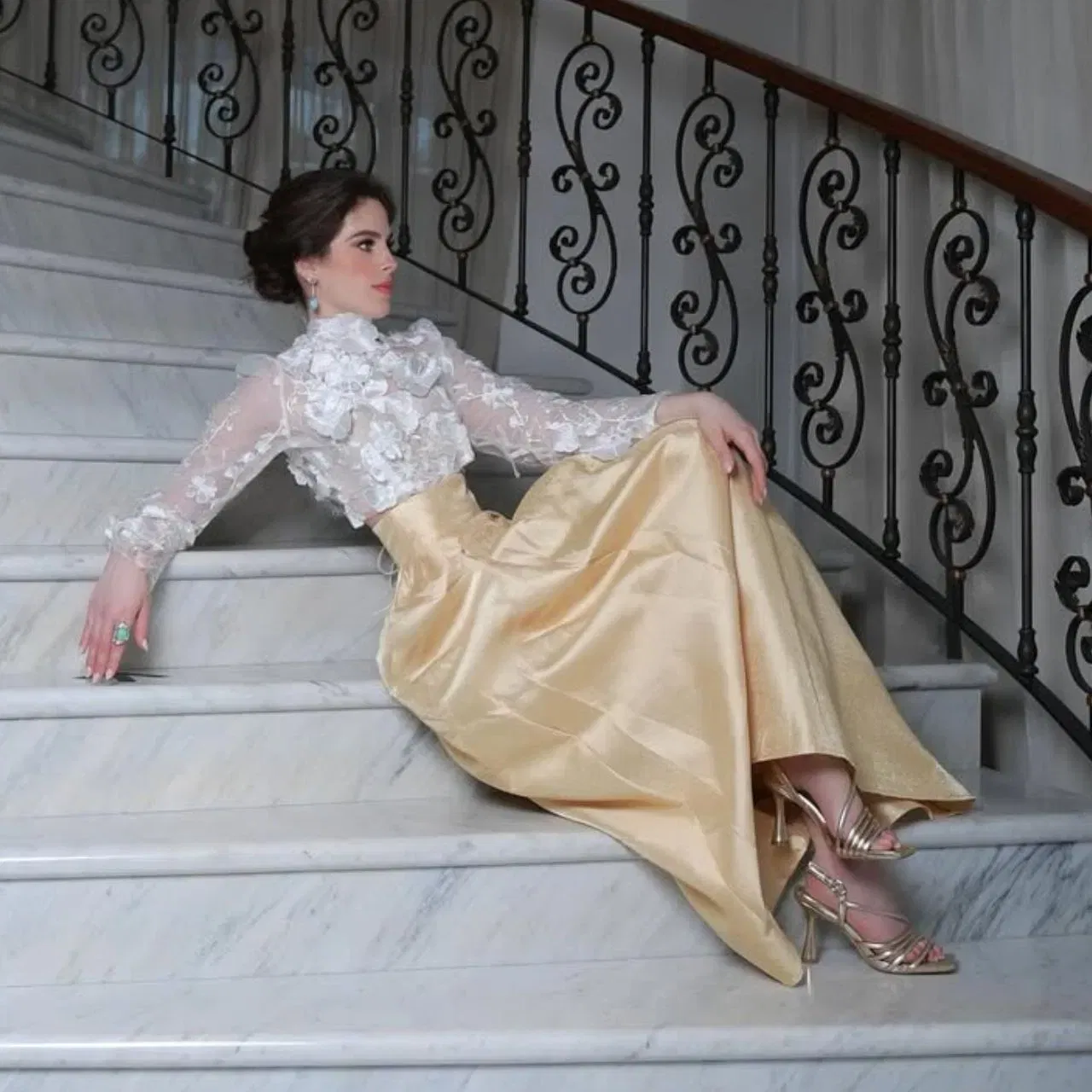 ਫਾਤਿਮਾ ਬੋਸ਼ ਦਾ ਲੁੱਕ ਓਲਡ ਹਾਲੀਵੁੱਡ ਸਿਨੇਮਾ ਦੀ ਯਾਦ ਦਿਵਾਉਂਦਾ ਹੈ। ਉਨ੍ਹਾਂ ਨੇ ਕਰੀਮ-ਕਲਰ ਦਾ ਸ਼ਾਈਨ ਫੈਬਰਿਕ ਵਾਲਾ ਬੈਸਟ ਫਿਟੇਡ ਲਾਂਗ ਸਕਰਟ ਵੀਅਰ ਕੀਤੀ ਹੈ। ਉਨ੍ਹਾਂ ਨੇ ਇਸਨੂੰ 3D ਡਿਜ਼ਾਈਨ ਦੇ ਨਾਲ  ਵਾਈਟ ਕਲਰ ਦਾ ਫੁਲ ਸਲੀਵਡ ਕ੍ਰੌਪ ਟੌਪ ਪੇਅਰ ਕੀਤਾ ਹੈ। ਉਨ੍ਹਾਂ ਨੇ ਬਲੱਸ਼ ਮੇਕਅਪ ਅਤੇ ਮਿਨੀਮਲਿਸਟਿਕ ਐਕਸਸਰੀਜ ਦੇ ਨਾਲ, ਗੋਲਡਨ ਸਟ੍ਰੈਪੀ ਹੀਲਜ਼ ਅਤੇ ਲੂਜ ਵਨ ਦੇ ਨਾਲ ਲੁੱਕ ਨੂੰ ਕੰਪਲੀਟ ਕੀਤਾ ਹੈ।