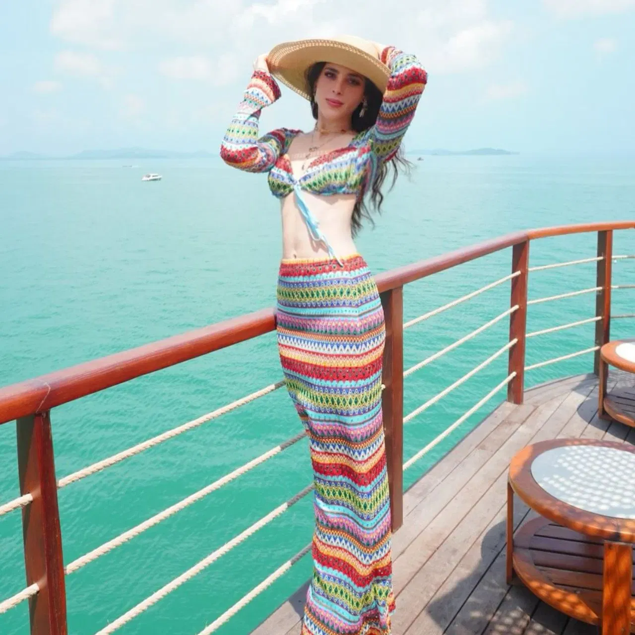 ਫਾਤਿਮਾ ਬੋਸ਼ ਦਾ ਲੁੱਕ ਵੈਕੇਸ਼ਨ ਪਰਫੈਕਟ ਹੈ। ਉਸਨੇ ਇੱਕ ਕਰੋਸ਼ਿਏਟ ਫਿਟੇਡ ਲਾਂਗ ਸਕਰਟ ਅਤੇ ਫੁਲ-ਸਲੀਵਡ ਬ੍ਰੈਲੇਟ ਟੌਪ ਵੀਅਰ ਕੀਤਾ ਹੈ, ਨਾਲ ਹੀ ਫੇਡੋਰਾ ਕੈਪ ਕੈਰੀ ਕੀਤੀ ਹੈ ਜੋ ਸਨਲਾਈਟ ਤੋਂ ਫੇਸ ਨੂੰ ਕਵਰ ਕਰ ਰਹੀ ਹੈ। ਲੇਅਰਡ ਨੈੱਕ ਚੇਨ, ਡ੍ਰੌਪ ਈਅਰਰਿੰਗਸ ਅਤੇ ਸਨ ਕਿਸਡ ਮੇਕਅਪ ਵਿੱਤ ਉਨ੍ਹਾਂ ਦੀ ਨੇਚੁਰਲ ਬਿਊਟੀ ਕਮਾਲ ਦੀ ਲੱਗ ਰਹੀ ਹੈ।