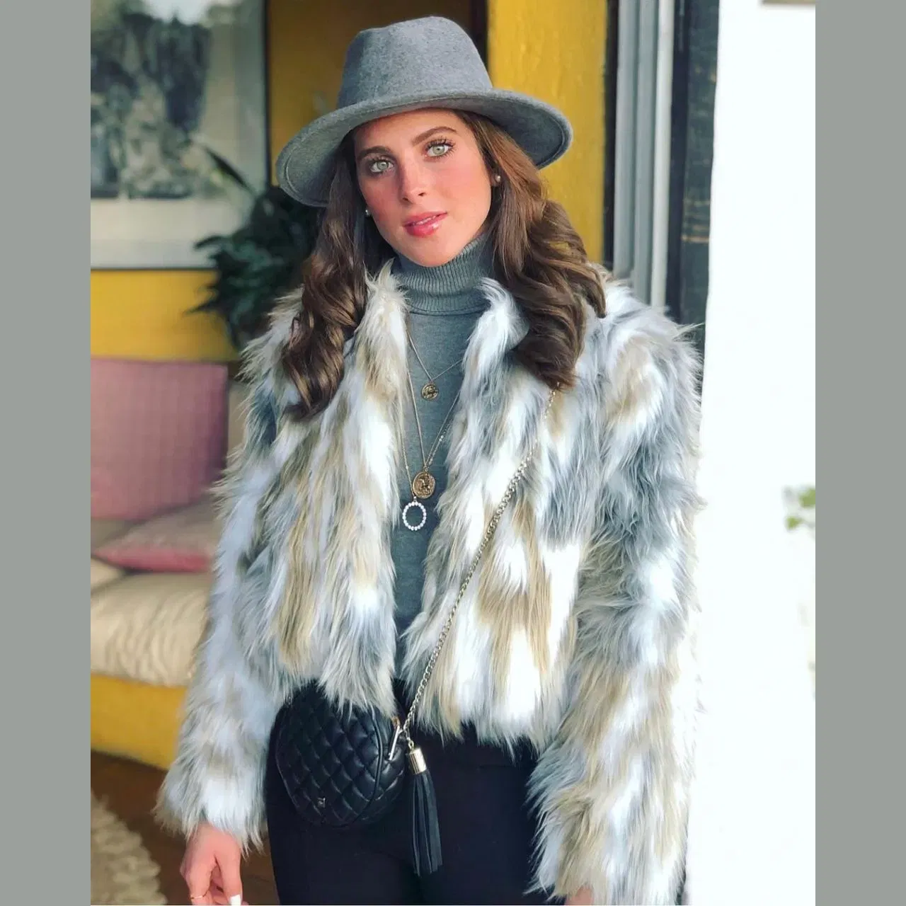 ਫਾਤਿਮਾ ਬੋਸ਼ ਇਸ ਵਿੰਟਰ ਲੁੱਕ ਵਿੱਚ ਪ੍ਰਿਸੈਂਸ ਲੱਗ ਰਹੀ ਹੈ। ਉਨ੍ਹਾਂ ਨੇ ਆਪਣੇ ਕੈਜ਼ੂਅਲ ਲੁੱਕ ਨੂੰ ਪੂਰਾ ਕਰਨ ਲਈ ਇੱਕ ਮੈਚਿੰਗ ਫੇਡੋਰਾ ਟੋਪੀ ਦੇ ਨਾਲ ਇੱਕ ਟਰਟਲਨੇਕ ਸਵੈਟਰ ਅਤੇ ਇੱਕ ਵਾਈਟ, ਗ੍ਰੇਅ ਅਤੇ ਬ੍ਰਾਉਨ ਕਰਲ ਕੌਂਬੀਨੇਸ਼ਨ ਵਾਲੀ ਸਾਫਟ, ਫੈਦਰ ਜੈਕੇਟ ਦੇ ਨਾਲ ਲੁਕ ਨੂੰ ਕੰਪਲੀਟ ਕੀਤਾ ਹੈ। ਲੇਅਰਡ ਨੇਕਚੇਨ, ਸਟੱਡ, ਬਲੱਸ਼ ਮੇਕਅਪ, ਅਤੇ ਬਲੈਕ ਬੈਗ ਨੇ ਉਨ੍ਹਾਂਦੇ ਲੁੱਕ ਨੂੰ ਹਾਈਲਾਈਟ ਕਰ ਰਹੇ ਹਨ।