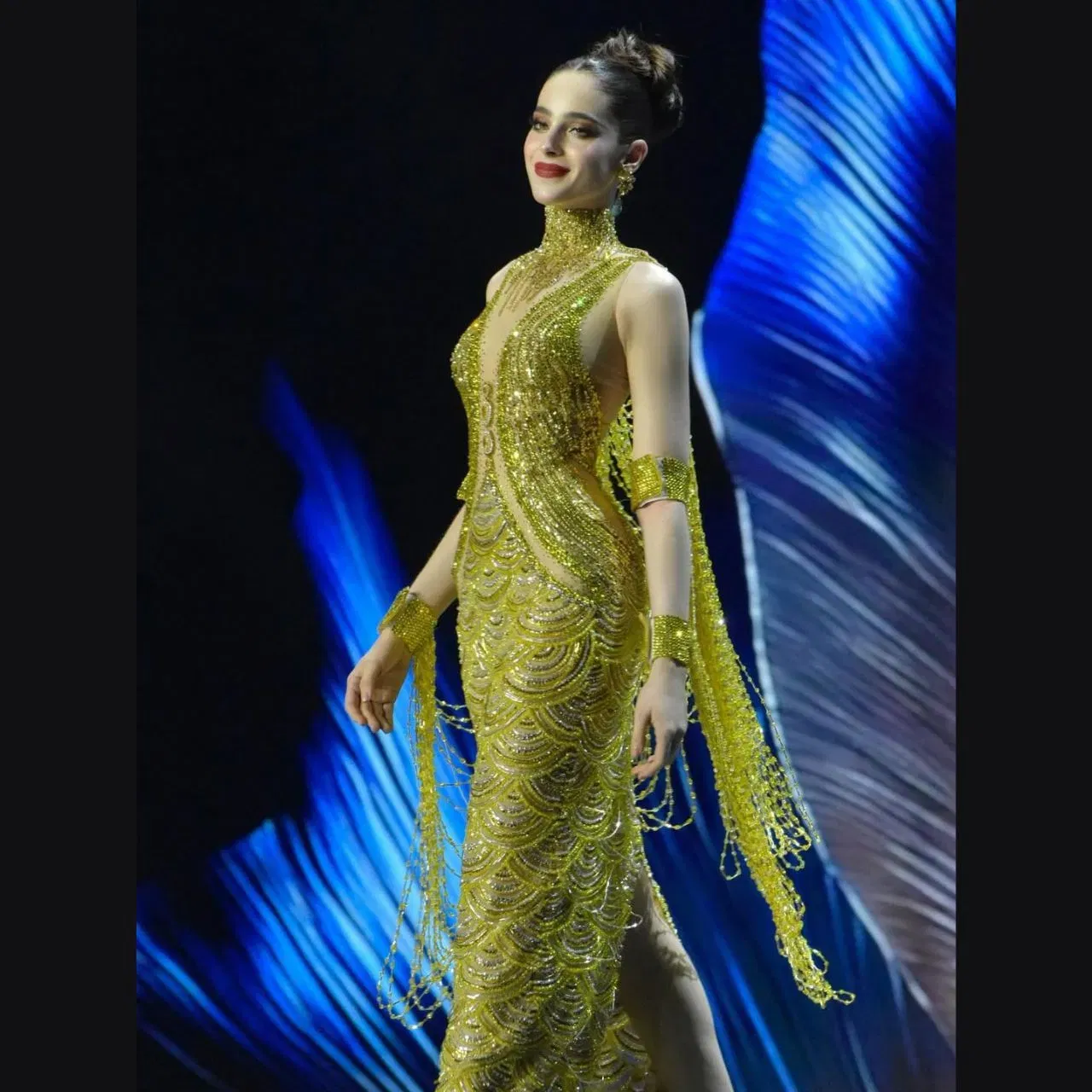 ਫਾਤਿਮਾ ਬੋਸ਼ ਦਾ ਇਹ ਵੀ ਲੁੱਕ ਕਮਾਲ ਦਾ ਲੱਗ ਰਿਹਾ ਹੈ। ਉਨ੍ਹਾਂ ਨੇ ਟ੍ਰਾਂਸਪੈਰੇਂਟ ਫੈਬਰਿਕ ਤੋਂ ਬਣੀ ਬਾਡੀ-ਕੌਨ, ਸੀਕੁਇਨ-ਵਰਕ ਸਲਿਟ ਡਰੈੱਸ ਪਹਿਨੀ ਹੈ। ਜਿਸ ਵਿੱਚ ਬਾਟਮ ਤੇ ਬੀਡਸ ਨਲ ਕਰਵ ਡਿਜ਼ਾਈਨ ਕ੍ਰਿਏਟ ਕੀਤਾ ਗਿਆ ਹੈ, ਜੋ ਫਿਸ਼ ਸਕਿਨ ਵਰਗੇ ਇਲਯੂਜਨ ਕ੍ਰਿਏਟ ਕਰਦਾ ਹੈ। ਇਸ ਤੋਂ ਇਲਾਵਾ ਗਿਲਟਰ ਹਾਈ ਨੈੱਕ, ਫਿੱਟੇਡ ਸਿਲਹੂਟ, ਅਤੇ ਹੈਂਗਿੰਗ ਬੀਡਸ ਸਟ੍ਰੈਪ ਇਸਨੂੰ ਹੋਰ ਵੀ ਰਾਇਲ ਬਣਾਉਂਦੇ ਹਨ।