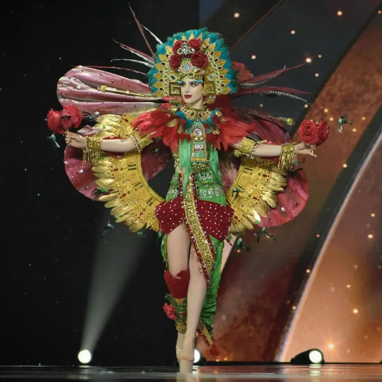 ਫਾਤਿਮਾ ਬੋਸ਼ ਨੇ ਮੁਕਾਬਲੇ ਦੇ ਇੱਕ ਰਾਉਂਡ ਦੌਰਾਨ ਆਪਣੇ ਪਹਿਰਾਵੇ ਨਾਲ ਮੈਕਸੀਕੋ ਦੀ ਨੁਮਾਇੰਦਗੀ ਕੀਤੀ। ਉਨ੍ਹਾਂ ਨੇ ਪਿਆਰ, ਫੁੱਲਾਂ ਅਤੇ ਸਿਰਜਨ ਦੀ ਦੇਵੀ, ਜ਼ੋਚੀਕੇਵਟਜ਼ਲ (ਮਿਥਿਹਾਸਕ ਦੇਵੀ), ਤੋਂ ਇੰਸਪਾਇਰ ਡਰੈੱਸ ਵੀਅਰ ਕੀਤੀ ਸੀ। ਜਿਸ ਵਿੱਚ ਕਮਾਲ ਦੀ ਕ੍ਰਿਏਟੀਵਿਟੀ ਦੇਖਣ ਨੂੰ ਮਿਲੀ। ਡਰੈੱਸ ਵਿੱਚ ਫੇਦਸਸ, ਮੇਟਲ ਸਟੋਨ, ਫਲਾਵਰ ਦੀ ਵਰਤੋਂ ਕੀਤੀ ਗਈ ਸੀ, ਜਿਸ ਨਾਲ ਉਹ  ਸ਼ਾਨਦਾਰ ਲੁੱਕ ਵਿੱਚ ਨਜਰ ਆਈ।