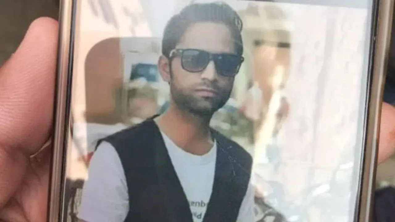 ਉੱਤਰ ਪ੍ਰਦੇਸ਼ ਦੇ ਮੇਰਠ ਦਾ ਰਹਿਣ ਵਾਲਾ 35 ਸਾਲਾ ਮੋਹਸਿਨ ਈ-ਰਿਕਸ਼ਾ ਚਲਾ ਕੇ ਆਪਣੇ ਪਰਿਵਾਰ ਦਾ ਪਾਲਣ-ਪੋਸ਼ਣ ਕਰਦਾ ਸੀ। ਉਹ ਆਪਣੀ ਪਤਨੀ ਅਤੇ ਦੋ ਬੱਚਿਆਂ ਨਾਲ ਦਰਿਆਗੰਜ ਵਿੱਚ ਕਿਰਾਏ ਦੇ ਮਕਾਨ ਵਿੱਚ ਰਹਿੰਦਾ ਸੀ।  ਕਾਰ ਵਿੱਚ ਧਮਾਕਾ ਹੋਣ ਵੇਲ੍ਹੇ ਉਹ ਲਾਲ ਕਿਲ੍ਹੇ ਦੇ ਸਾਹਮਣੇ ਸਵਾਰੀਆਂ ਨੂੰ ਲੈ ਕੇ ਜਾ ਰਿਹਾ ਸੀ। ਇਸ ਦੌਰਾਨ, ਉਸਨੇ ਆਪਣੀ ਪਤਨੀ ਨੂੰ ਫ਼ੋਨ ਕਰਕੇ ਦੱਸਿਆ ਕਿ ਟ੍ਰੈਫਿਕ ਜਾਮ ਹੈ ਅਤੇ ਉਹ 9 ਵਜੇ ਤੱਕ ਵਾਪਸ ਆਵੇਗਾ। ਇਸ ਦੌਰਾਨ, ਜੋਰਦਾਰ ਧਮਾਕੇ ਵਿੱਚ ਉਸਦੀ ਦੁਖਦਾਈ ਮੌਤ ਹੋ ਗਈ, ਜਦੋਂ ਕਿ ਸਵਾਰੀਆਂ ਗੰਭੀਰ ਜ਼ਖਮੀ ਹੋ ਗਈਆਂ।