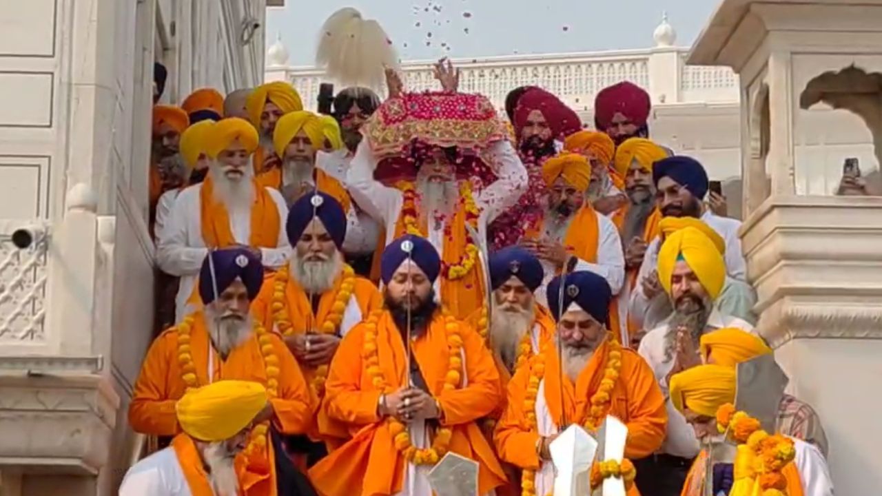 ਸ੍ਰੀ ਗੁਰੂ ਨਾਨਕ ਦੇਵ ਜੀ ਦੇ ਗੁਰਪੁਰਬ ਨੂੰ ਸਮਰਪਿਤ ਅਲੌਕਿਕ ਨਗਰ ਕੀਰਤਨ, ਸੰਗਤਾਂ ਨੇ ਭਰੀ ਸ਼ਰਧਾ ਨਾਲ ਹਾਜ਼ਰੀ