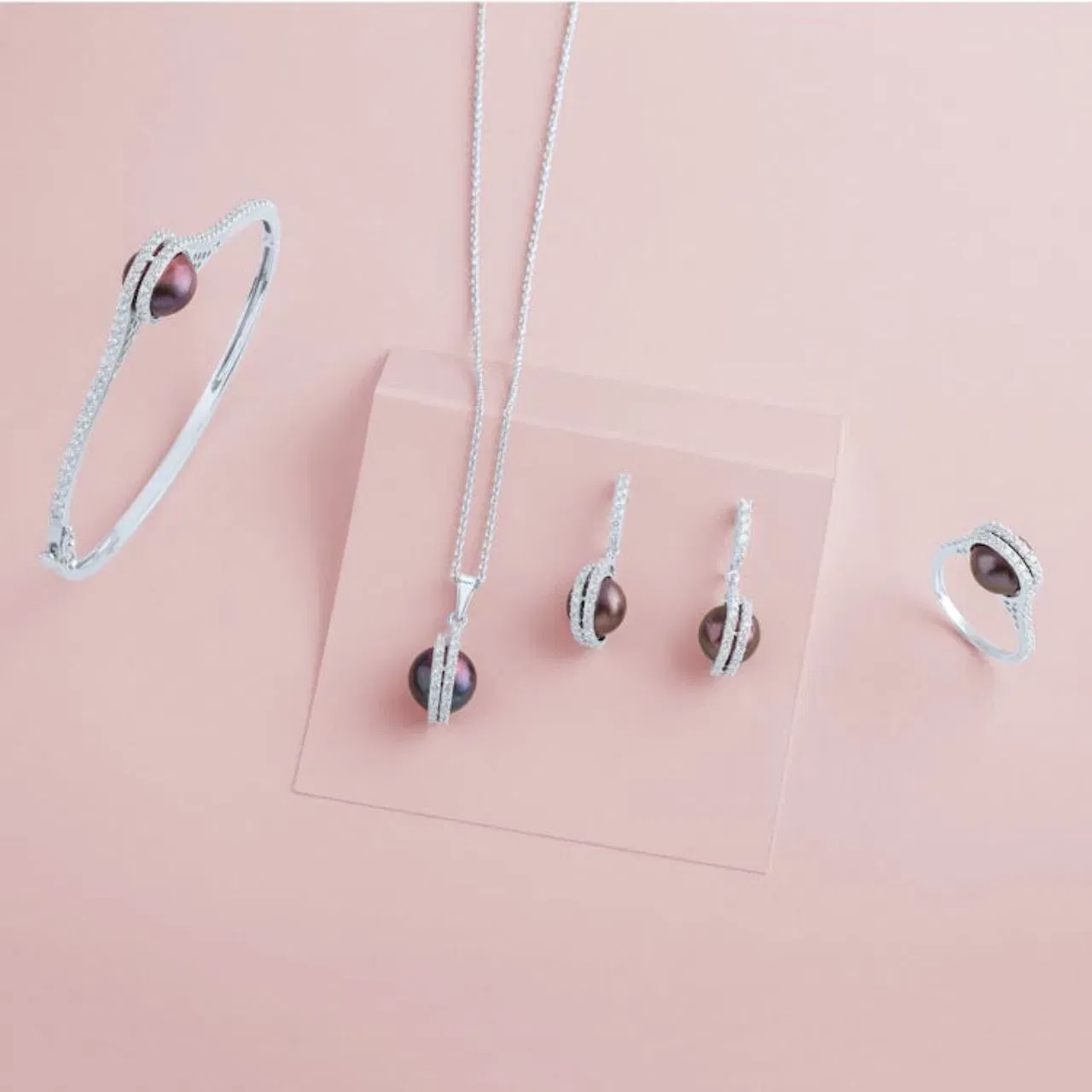 ਪਰਲ ਸਟਾਈਲ ਜੂਲਰੀ ਹਮੇਸ਼ਾ ਟ੍ਰੈਂਡ ਵਿੱਚ ਰਹਿੰਦੀ ਹੈ, ਇਸ ਲਈ ਤੁਸੀਂ ਇਸ ਚੇਨ ਡਿਜ਼ਾਈਨ ਤੋਂ ਆਇਡੀਆ ਲੈ ਸਕਦੇ ਹੋ। ਇਸ ਵਿੱਚ ਪਰਲ ਪੈਂਡੈਂਟ ਅਤੇ ਸਿੰਪਲ ਸਿਲਵਰ ਚੇਨ ਹੈ। ਕਲਾਸੀ ਲੁੱਕ ਲਈ ਇਹ ਡਿਜ਼ਾਈਨ ਪਰਫੈਕਟ ਹੋਵੇਗਾ। ਜੇਕਰ ਤੁਸੀਂ ਵਾਈਟ ਪਰਲ ਪੈਂਡੈਂਟ ਨਾਲ ਚੇਨ ਵੀਅਰ ਕਰ ਰਹੇ ਹੋ, ਤਾਂ ਤੁਸੀਂ ਇਸਨੂੰ ਆਰਟੀਫਿਸ਼ੀਅਲ ਪਰਲ ਸਟਾਈਲ ਈਅਰਿੰਗਸ ਵੀ ਵੀਅਰ ਕਰ ਸਕਦੇ ਹੋ।