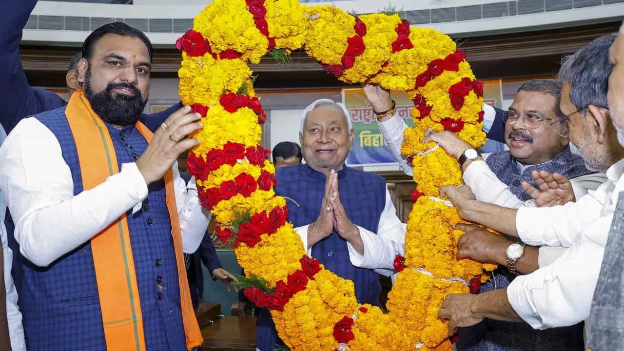 ਬਿਹਾਰ ਚ 10ਵੀਂ ਵਾਰ ਨਿਤੀਸ਼ ਸਰਕਾਰ, ਅੱਜ ਸਹੁੰ ਚੁੱਕ ਪ੍ਰੋਗਰਾਮ... ਕਿਸ ਪਾਰਟੀ ਦੇ ਕਿੰਨੇ ਆਗੂ ਬਣ ਰਹੇ ਮੰਤਰੀ? ਬਿਹਾਰ ਚ 10ਵੀਂ ਵਾਰ ਨਿਤੀਸ਼ ਸਰਕਾਰ, ਅੱਜ ਸਹੁੰ ਚੁੱਕ ਪ੍ਰੋਗਰਾਮ... ਕਿਸ ਪਾਰਟੀ ਦੇ ਕਿੰਨੇ ਆਗੂ ਬਣ ਰਹੇ ਮੰਤਰੀ?