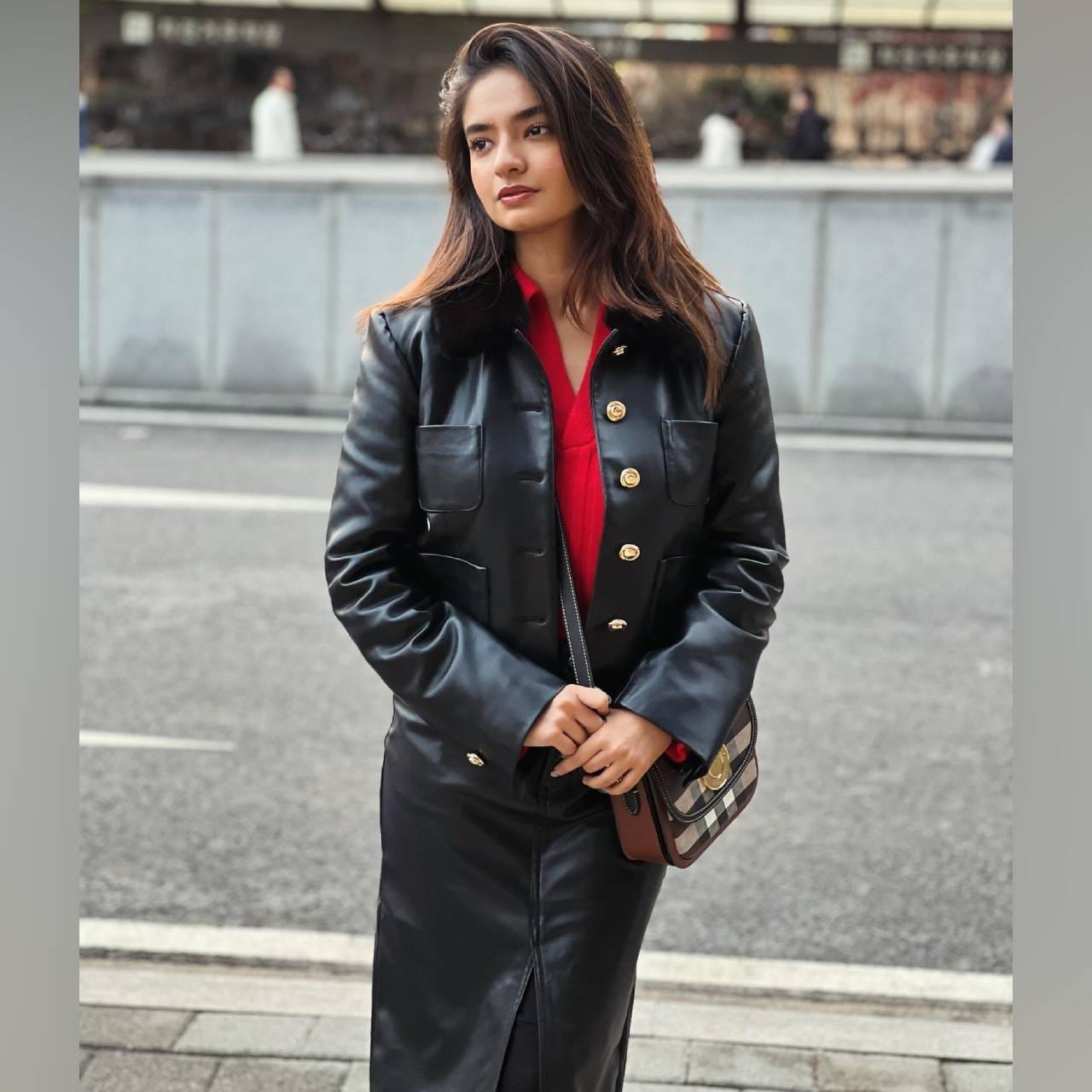 ਅਨੁਸ਼ਕਾ ਸੇਨ ਨੇ ਲੈਦਰ ਦੀ ਸਕਰਟ, ਗਰਮ ਟਾਪ ਅਤੇ ਜੈਕੇਟ ਪਹਿਨੀ ਸੀ। ਤੁਸੀਂ ਦੋਸਤਾਂ ਨਾਲ ਪਾਰਟੀ ਜਾਂ ਕਾਲਜ ਜਾਂਦੇ ਸਮੇਂ ਇਸ ਅਦਾਕਾਰਾ ਦੇ ਲੁੱਕ ਤੋਂ ਪ੍ਰੇਰਨਾ ਵੀ ਲੈ ਸਕਦੇ ਹੋ। ਲੈਦਰ ਦੇ ਫੈਬਰਿਕ ਤੋਂ ਬਣੇ ਸਕਰਟ ਹਮੇਸ਼ਾ ਟ੍ਰੈਂਡ ਵਿੱਚ ਰਹਿੰਦੇ ਹਨ। ਤੁਸੀਂ ਉਨ੍ਹਾਂ ਨੂੰ ਜੁੱਤੀਆਂ ਜਾਂ ਲੰਬੇ ਬੂਟਾਂ ਨਾਲ ਵੀ ਜੋੜ ਸਕਦੇ ਹੋ। (ਕ੍ਰੈਡਿਟ: anushkasen0408)