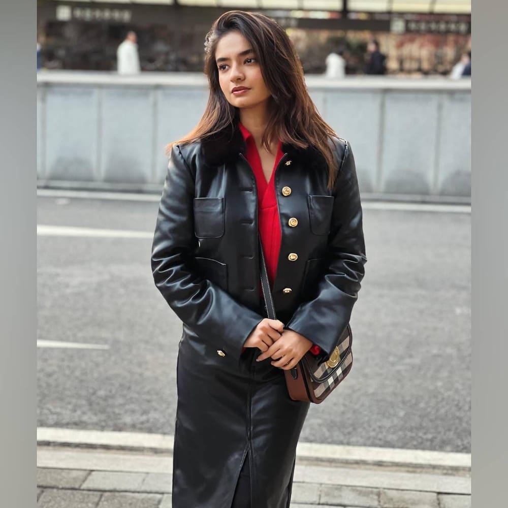 ਅਨੁਸ਼ਕਾ ਸੇਨ ਨੇ ਲੈਦਰ ਦੀ ਸਕਰਟ, ਗਰਮ ਟਾਪ ਅਤੇ ਜੈਕੇਟ ਪਹਿਨੀ ਸੀ। ਤੁਸੀਂ ਦੋਸਤਾਂ ਨਾਲ ਪਾਰਟੀ ਜਾਂ ਕਾਲਜ ਜਾਂਦੇ ਸਮੇਂ ਇਸ ਅਦਾਕਾਰਾ ਦੇ ਲੁੱਕ ਤੋਂ ਪ੍ਰੇਰਨਾ ਵੀ ਲੈ ਸਕਦੇ ਹੋ। ਲੈਦਰ ਦੇ ਫੈਬਰਿਕ ਤੋਂ ਬਣੇ ਸਕਰਟ ਹਮੇਸ਼ਾ ਟ੍ਰੈਂਡ ਵਿੱਚ ਰਹਿੰਦੇ ਹਨ। ਤੁਸੀਂ ਉਨ੍ਹਾਂ ਨੂੰ ਜੁੱਤੀਆਂ ਜਾਂ ਲੰਬੇ ਬੂਟਾਂ ਨਾਲ ਵੀ ਜੋੜ ਸਕਦੇ ਹੋ। (ਕ੍ਰੈਡਿਟ: anushkasen0408)