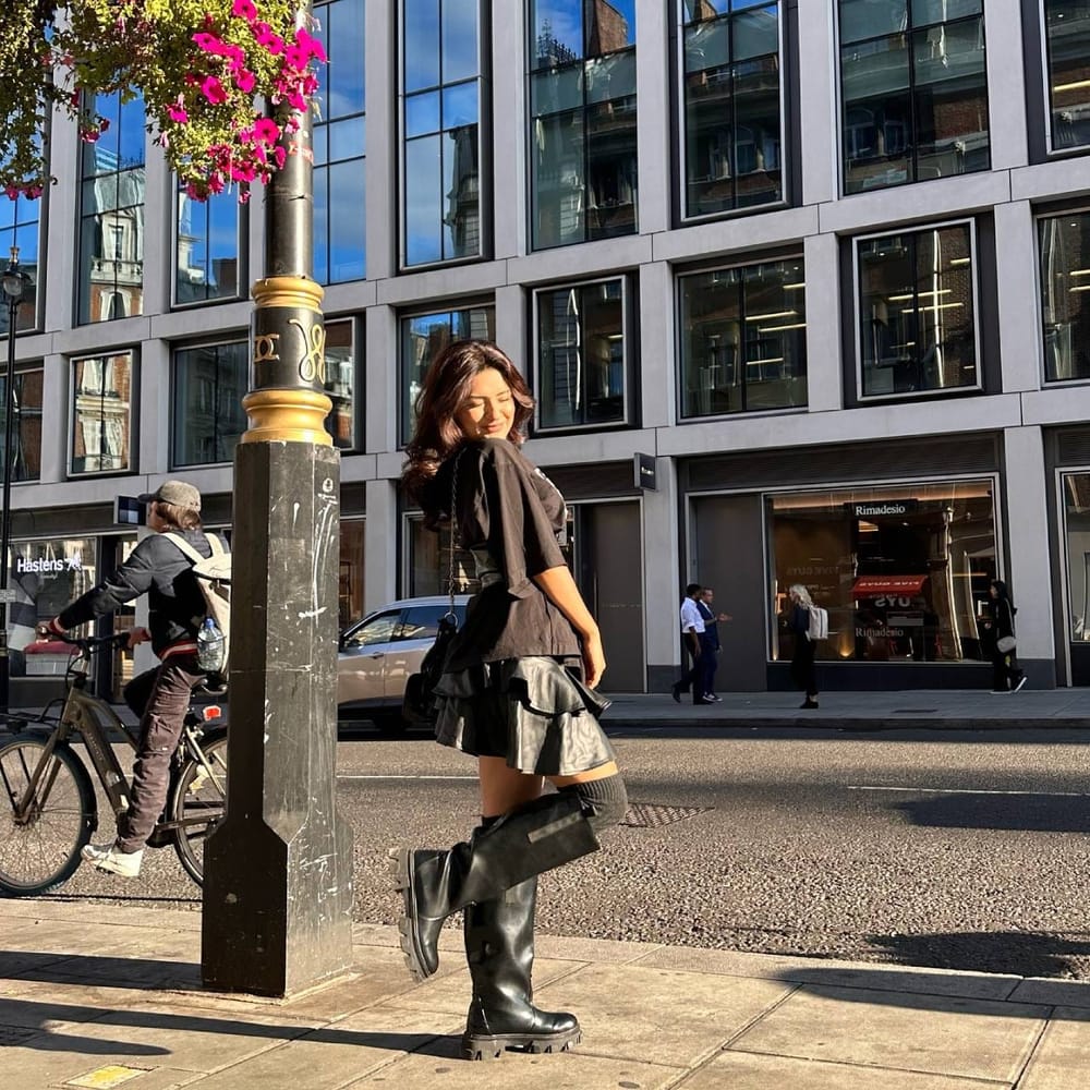 ਅਵਨੀਤ ਕੌਰ ਨੇ ਇੱਕ ਸਧਾਰਨ ਟਾਪ ਅਤੇ ਉੱਚੀ-ਹੀਲ ਵਾਲੇ ਜੁੱਤੇ ਦੇ ਨਾਲ ਇੱਕ ਛੋਟਾ ਲੈਦਰ ਦਾ ਸਕਰਟ ਪਾਇਆ ਸੀ। ਉਸਨੇ ਇੱਕ ਉੱਚੀ-ਨੇਕ ਸਵੈਟਰ ਪਾਇਆ ਸੀ। ਤੁਸੀਂ ਸਰਦੀਆਂ ਵਿੱਚ ਇਸ ਸ਼ੈਲੀ ਦੀ ਸਕਰਟ ਨੂੰ ਵੀ ਸਟਾਈਲ ਕਰ ਸਕਦੇ ਹੋ। ਇਸਨੂੰ ਇੱਕ ਕ੍ਰੌਪਡ ਸਵੈਟਸ਼ਰਟ ਅਤੇ ਜੈਕੇਟ ਨਾਲ ਵੀ ਜੋੜਿਆ ਜਾ ਸਕਦਾ ਹੈ। ( ਕ੍ਰੈਡਿਟ: avneetkaur_13 )