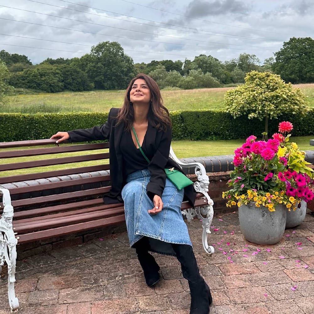 ਜੈਨੀਫਰ ਵਿੰਗੇਟ ਨੇ ਇੱਕ ਲੰਬੇ ਕੋਟ ਅਤੇ ਟੌਪ ਦੇ ਨਾਲ ਇੱਕ ਡੈਨੀਮ ਲੰਬਾ ਸਕਰਟ ਪਾਇਆ। ਉਸਦਾ ਲੁੱਕ ਸਟਾਈਲਿਸ਼ ਲੱਗ ਰਿਹਾ ਹੈ। ਉਸਨੇ ਕਾਲੇ ਲੰਬੇ ਬੂਟ ਵੀ ਪਹਿਨੇ ਸਨ। ਤੁਸੀਂ ਸਟਾਈਲਿਸ਼ ਦਿਖਣ ਲਈ ਇਸ ਅਦਾਕਾਰਾ ਦੇ ਲੁੱਕ ਤੋਂ ਪ੍ਰੇਰਨਾ ਲੈ ਸਕਦੇ ਹੋ। ਲੇਅਰਿੰਗ ਤੋਂ ਲੈ ਕੇ ਰੰਗਾਂ ਦੇ ਸੁਮੇਲ ਤੱਕ, ਸਭ ਕੁਝ ਬਹੁਤ ਵਧੀਆ ਲੱਗ ਰਿਹਾ ਹੈ। ( ਕ੍ਰੈਡਿਟ: jenniferwinget1 )