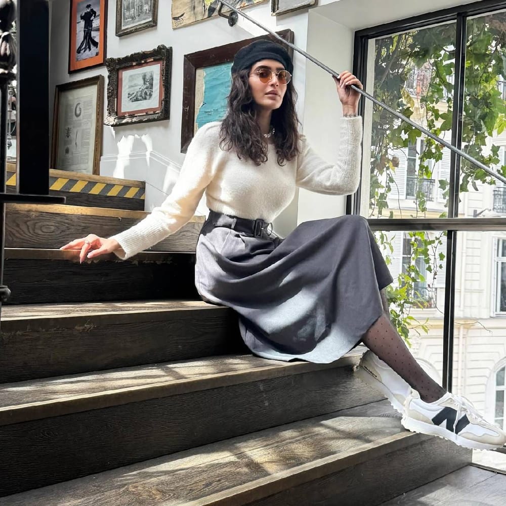 ਕਰਿਸ਼ਮਾ ਤੰਨਾ ਨੇ ਗਰਮ ਸਕਰਟ ਨੂੰ ਫਰ ਸਵੈਟਰ ਅਤੇ ਗਰਮ ਸਟੋਕਿੰਗਜ਼ ਨਾਲ ਜੋੜਿਆ, ਜੋ ਉਸਨੂੰ ਠੰਡ ਤੋਂ ਵੀ ਬਚਾਉਂਦੇ ਹਨ। ਅਭਿਨੇਤਰੀ ਨੇ ਜੁੱਤੇ ਅਤੇ ਟੋਪੀ ਪਾ ਕੇ ਆਪਣੇ ਲੁੱਕ ਵਿੱਚ ਸਟਾਈਲ ਵੀ ਜੋੜਿਆ। ਕਾਲਜ ਜਾਣ ਵਾਲੀਆਂ ਕੁੜੀਆਂ ਇਸ ਲੁੱਕ ਤੋਂ ਪ੍ਰੇਰਨਾ ਲੈ ਸਕਦੀਆਂ ਹਨ। (ਕ੍ਰੈਡਿਟ: karishmaktanna)