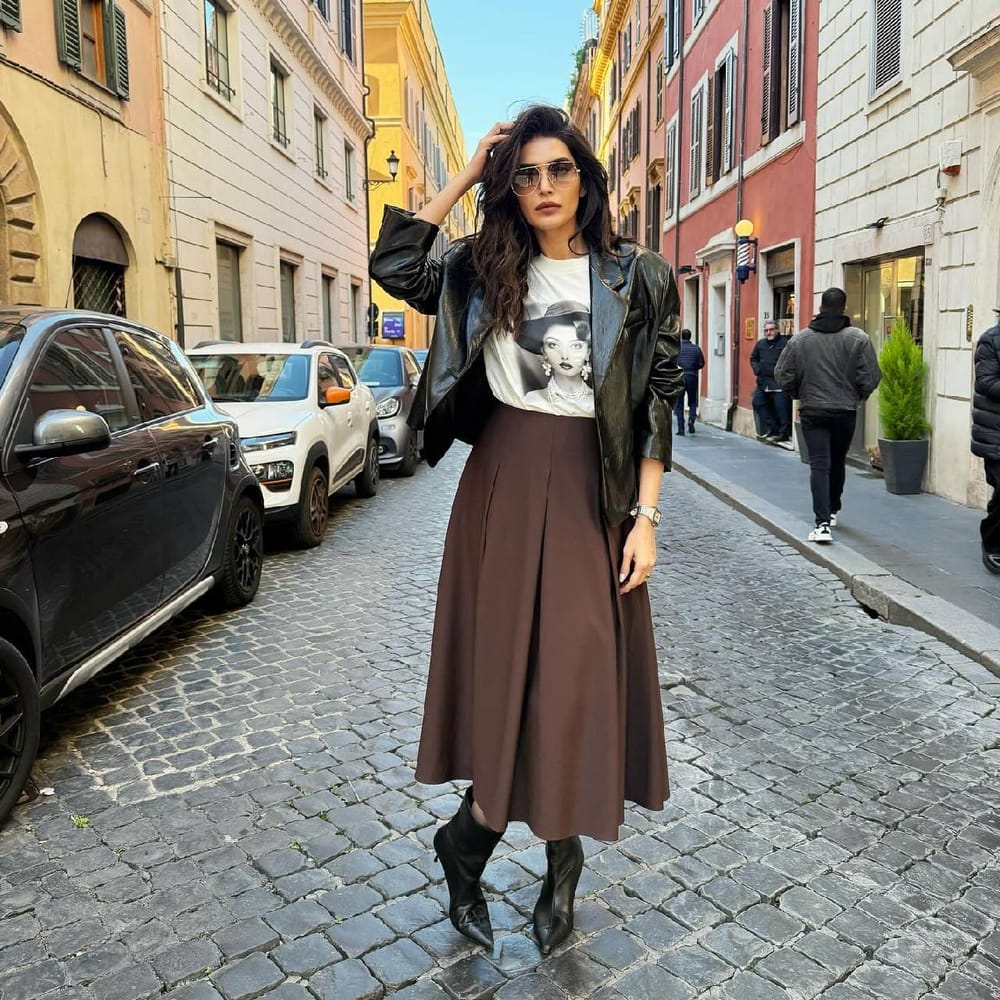 ਅਭਿਨੇਤਰੀ ਨੇ ਇੱਕ ਗਰਮ ਸਕਰਟ ਨੂੰ ਪ੍ਰਿੰਟ ਕੀਤੇ ਟੌਪ ਅਤੇ ਲੈਦਰ ਦੀ ਜੈਕੇਟ ਨਾਲ ਜੋੜਿਆ। ਉਸਨੇ ਉੱਚੀ ਅੱਡੀ ਵਾਲੇ ਬੂਟ ਵੀ ਪਹਿਨੇ ਸਨ। ਇਹ ਲੁੱਕ ਬਹੁਤ ਹੀ ਕਲਾਸੀ ਲੱਗ ਰਿਹਾ ਹੈ। ਤੁਸੀਂ ਆਫਿਸ ਪਾਰਟੀਆਂ ਜਾਂ ਦੋਸਤਾਂ ਨਾਲ ਬਾਹਰ ਜਾਣ ਲਈ ਇਸ ਲੁੱਕ ਤੋਂ ਪ੍ਰੇਰਨਾ ਲੈ ਸਕਦੇ ਹੋ। (ਕ੍ਰੈਡਿਟ: karishmaktanna)