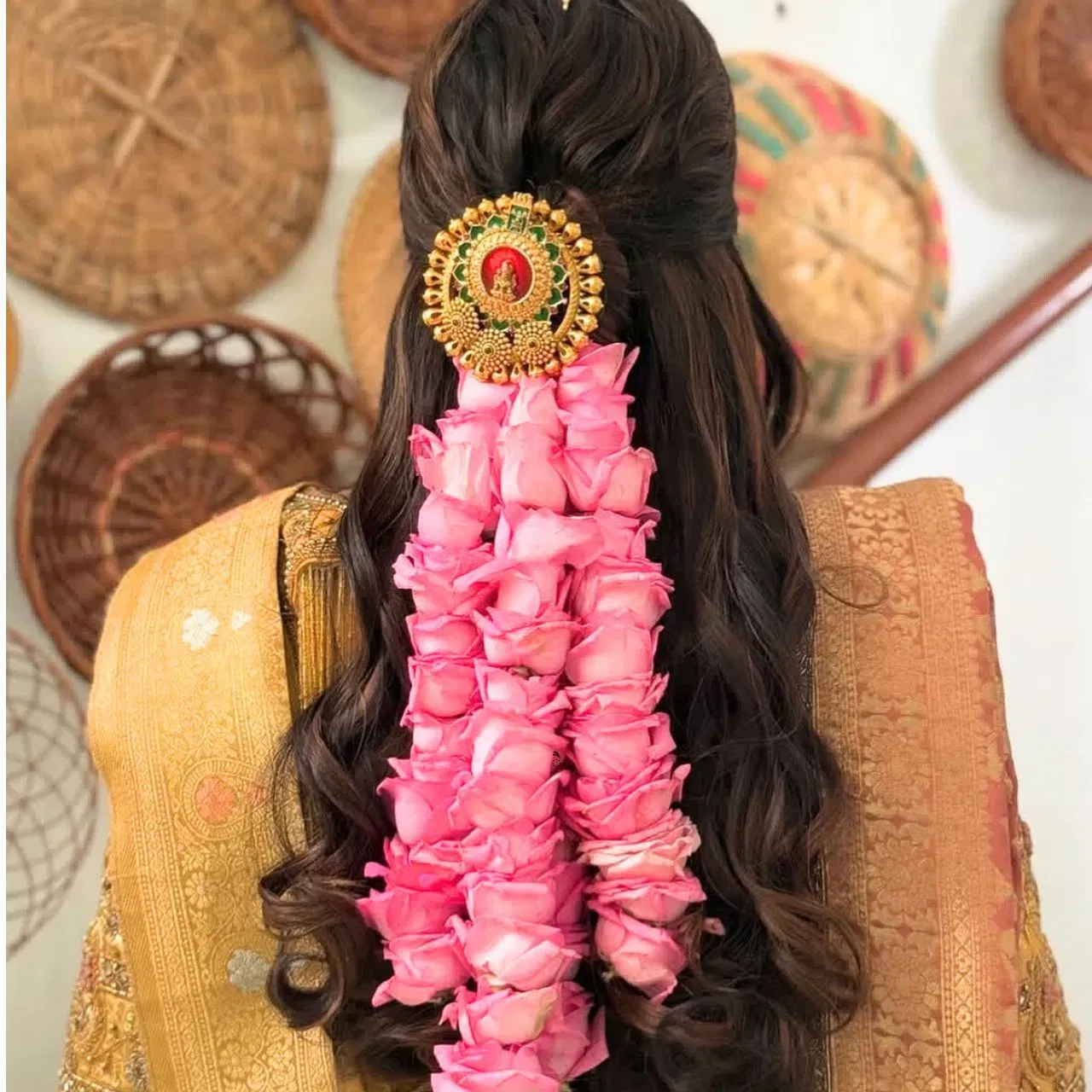 ਇਨ੍ਹੀਂ ਦਿਨੀਂ, ਲਾੜੀਆਂ ਵੀ ਵਿਆਹਾਂ ਵਿੱਚ ਆਪਣੇ ਵਾਲਾਂ ਨੂੰ ਖੁੱਲ੍ਹਾ ਰੱਖ ਰਹੀਆਂ ਹਨ। ਪਰ ਸਿਰਫ਼ ਇਸਨੂੰ ਖੁੱਲ੍ਹਾ ਛੱਡਣਾ ਕਾਫ਼ੀ ਨਹੀਂ ਹੈ। ਇੱਕ ਪਰਫੈਕਟ ਬ੍ਰਾਈਡਲ ਟਚ ਦੇਣ ਲਈ, ਤੁਸੀਂ ਵੇਵੀ ਕਰਲਸ ਕਰਵਾਓ, ਜਿਵੇਂ ਕਿ ਇਸ ਫੋਟੋ ਵਿੱਚ ਦਿਖਾਇਆ ਗਿਆ ਹੈ। ਇਸਨੂੰ ਹੋਰ ਖੂਬਸੂਰਤ ਬਣਾਉਣ ਲਈ, ਗੁਲਾਬ ਦੇ ਫੁੱਲਾਂ ਦੀਆਂ ਲੜੀਆਂ ਲਗਾਈਆਂ ਗਈਆਂ ਹਨ ਅਤੇ ਗੋਲਡਨ ਰਾਉਂਡ ਗੋਲ ਕਲਿੱਪ ਜੋੜਿਆ ਗਿਆ ਹੈ। (Credit: indian__wedding)