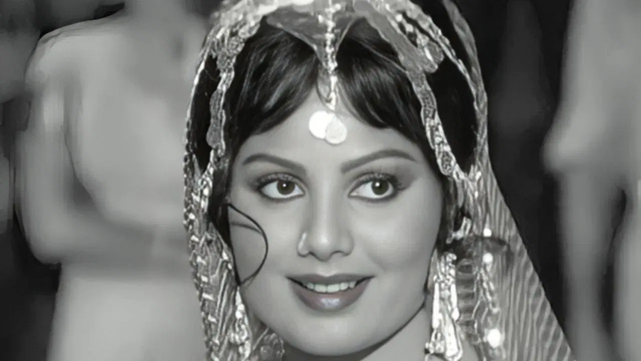 ਪਾਪਾ ਜਲਦੀ ਆ ਜਾਣਾ: 1967 ਦੀ ਫਿਲਮ ਤਕਦੀਰ ਦਾ ਇਹ ਗੀਤ ਅੱਜ ਵੀ ਹਰ ਬੱਚੇ ਦੇ ਬੁੱਲਾਂ 'ਤੇ ਹੈ। ਛੋਟੀ ਸੁਲਕਸ਼ਨਾ ਨੇ ਇਹ ਗੀਤ ਸਵਰ ਕੋਕਿਲਾ ਲਤਾ ਮੰਗੇਸ਼ਕਰ ਨਾਲ ਗਾਇਆ ਸੀ।