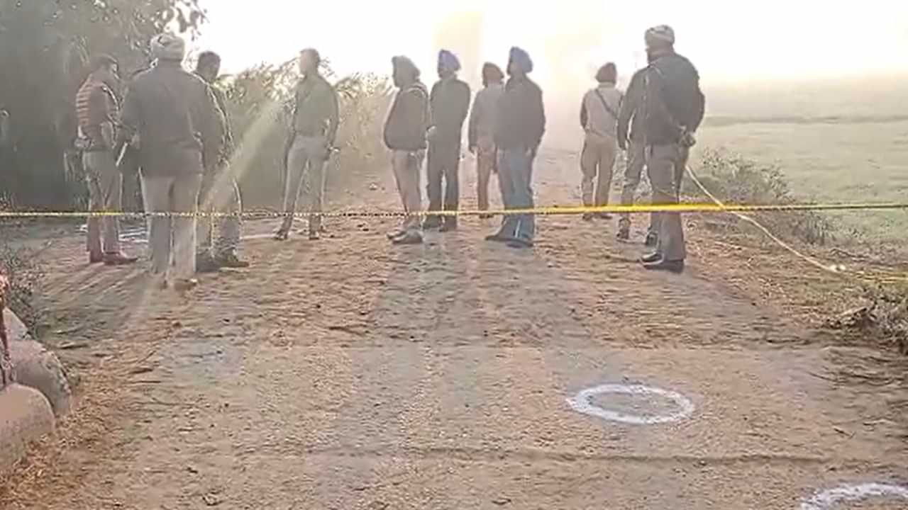 ਬਾਬਾ ਬਕਾਲਾ: ਪੁਲਿਸ ਤੇ ਬਦਮਾਸ਼ਾਂ ਵਿਚਾਲੇ ਮੁੱਠਭੇੜ, ਰਾਜਾ ਬਿੱਲਾ ਦੀ ਮੌਤ, ਇੱਕ ਪੁਲਿਸ ਮੁਲਾਜ਼ਮ ਵੀ ਜ਼ਖ਼ਮੀ ਬਾਬਾ ਬਕਾਲਾ: ਪੁਲਿਸ ਤੇ ਬਦਮਾਸ਼ਾਂ ਵਿਚਾਲੇ ਮੁੱਠਭੇੜ, ਰਾਜਾ ਬਿੱਲਾ ਦੀ ਮੌਤ, ਇੱਕ ਪੁਲਿਸ ਮੁਲਾਜ਼ਮ ਵੀ ਜ਼ਖ਼ਮੀ