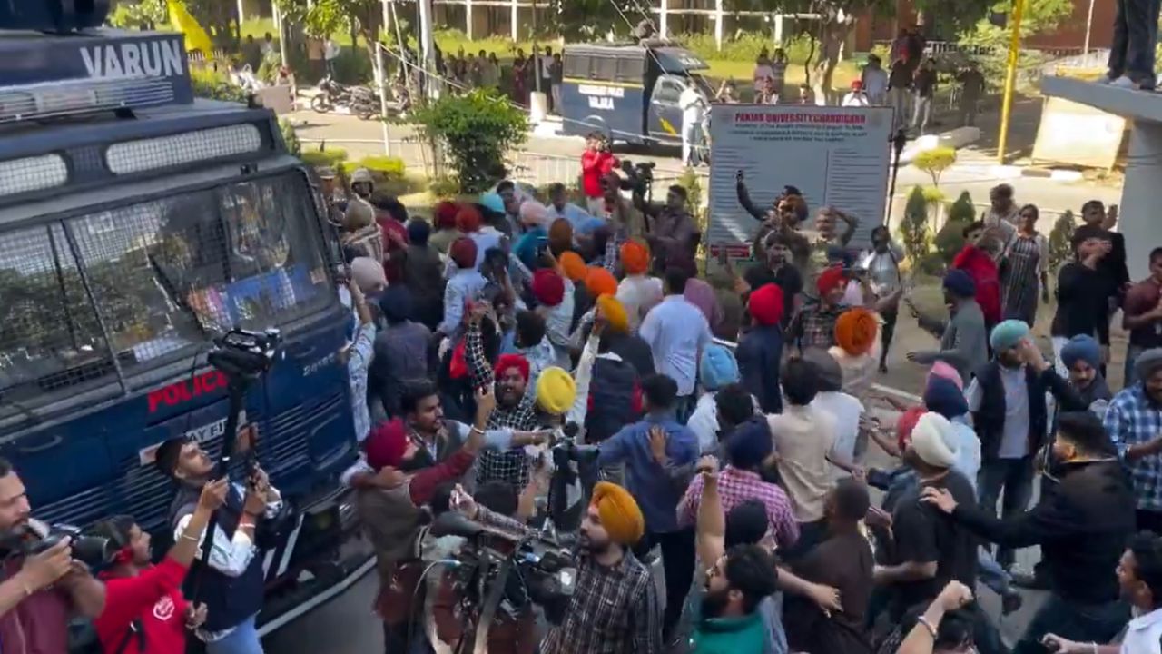 ਪੰਜਾਬ ਯੂਨੀਵਰਸਿਟੀ 'ਚ ਵਿਦਿਆਰਥੀਆਂ ਦਾ ਪੱਕਾ ਮੋਰਚਾ, ਸੈਨੇਟ ਚੋਣ ਦੀ ਮੰਗ ਨੂੰ ਲੈ ਕੇ ਪ੍ਰਦਰਸ਼ਨ ਤੇਜ਼