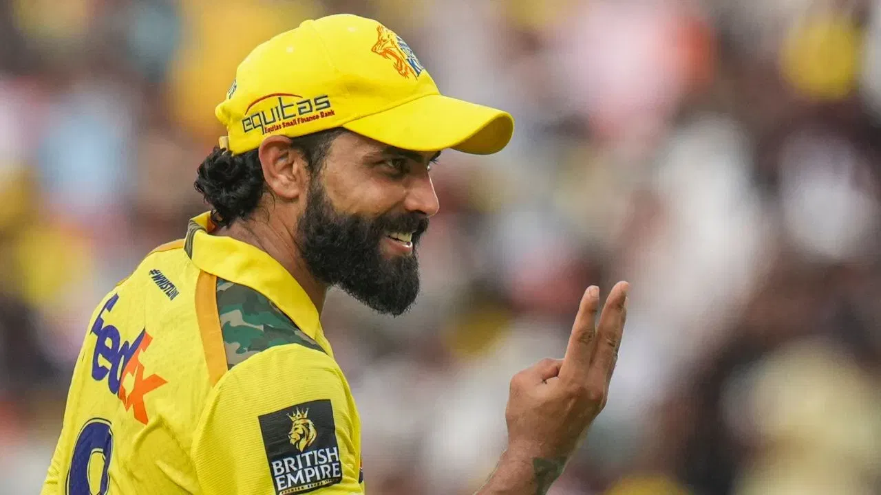 ਜਦੋਂ ਜਡੇਜਾ 2012 ਵਿੱਚ ਫਰੈਂਚਾਇਜ਼ੀ ਵਿੱਚ ਸ਼ਾਮਲ ਹੋਏ ਸਨ, ਤਾਂ ਉਨ੍ਹਾਂ ਨੂੰ ₹9.2 ਕਰੋੜ (92 ਮਿਲੀਅਨ ਰੁਪਏ) ਵਿੱਚ ਖਰੀਦਿਆ ਗਿਆ ਸੀ। ਫਿਰ ਉਨ੍ਹਾਂਦੀ ਤਨਖਾਹ 2014 ਵਿੱਚ ਘਟਾ ਕੇ ₹5.5 ਕਰੋੜ (55 ਮਿਲੀਅਨ ਰੁਪਏ) ਕਰ ਦਿੱਤੀ ਗਈ। ਉਹ 2018 ਵਿੱਚ ₹7 ਕਰੋੜ (70 ਮਿਲੀਅਨ ਰੁਪਏ) ਨਾਲ ਵਾਪਸ ਆਏ, ਜਦੋਂ ਕਿ 2022 ਵਿੱਚ ਉਨ੍ਹਾਂਨੂੰ ਸੀਐਸਕੇ ਨੇ ₹16 ਕਰੋੜ (160 ਮਿਲੀਅਨ ਰੁਪਏ) ਦੀ ਤਨਖਾਹ ਨਾਲ ਰਿਟੇਨ ਕੀਤਾ ਅਤੇ 2025 ਵਿੱਚ, ਉਨ੍ਹਾਂਨੂੰ ਸੀਐਸਕੇ ਨੇ ₹18 ਕਰੋੜ (180 ਮਿਲੀਅਨ ਰੁਪਏ) ਦੀ ਉੱਚੀ ਤਨਖਾਹ ਨਾਲ ਰਿਟੇਨ ਕੀਤਾ ਸੀ। (Photo: PTI)