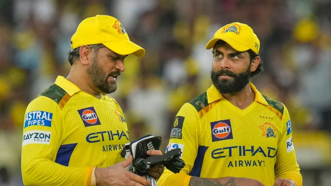 ਕੁੱਲ ਮਿਲਾ ਕੇ, ਜਡੇਜਾ ਨੇ ਫਰੈਂਚਾਇਜ਼ੀ ਨਾਲ 12 ਸੀਜ਼ਨ ਬਿਤਾਏ, ਇਸ ਦੌਰਾਨ ਉਹ ਅਰਬਪਤੀ ਬਣ ਗਏ। ਜੀ ਹਾਂ, ਜਡੇਜਾ ਨੇ ਸੀਐਸਕੇ ਨਾਲ 12 ਸੀਜ਼ਨਾਂ ਵਿੱਚ ਕੁੱਲ ₹123.4 ਕਰੋੜ (123.4 ਕਰੋੜ) ਕਮਾਏ, ਜੋ ਕਿ ਐਮਐਸ ਧੋਨੀ (₹192.8 ਕਰੋੜ) ਤੋਂ ਬਾਅਦ ਫਰੈਂਚਾਇਜ਼ੀ ਵਿੱਚ ਦੂਜੀ ਸਭ ਤੋਂ ਵੱਧ ਕਮਾਈ ਹੈ। (Photo: PTI))