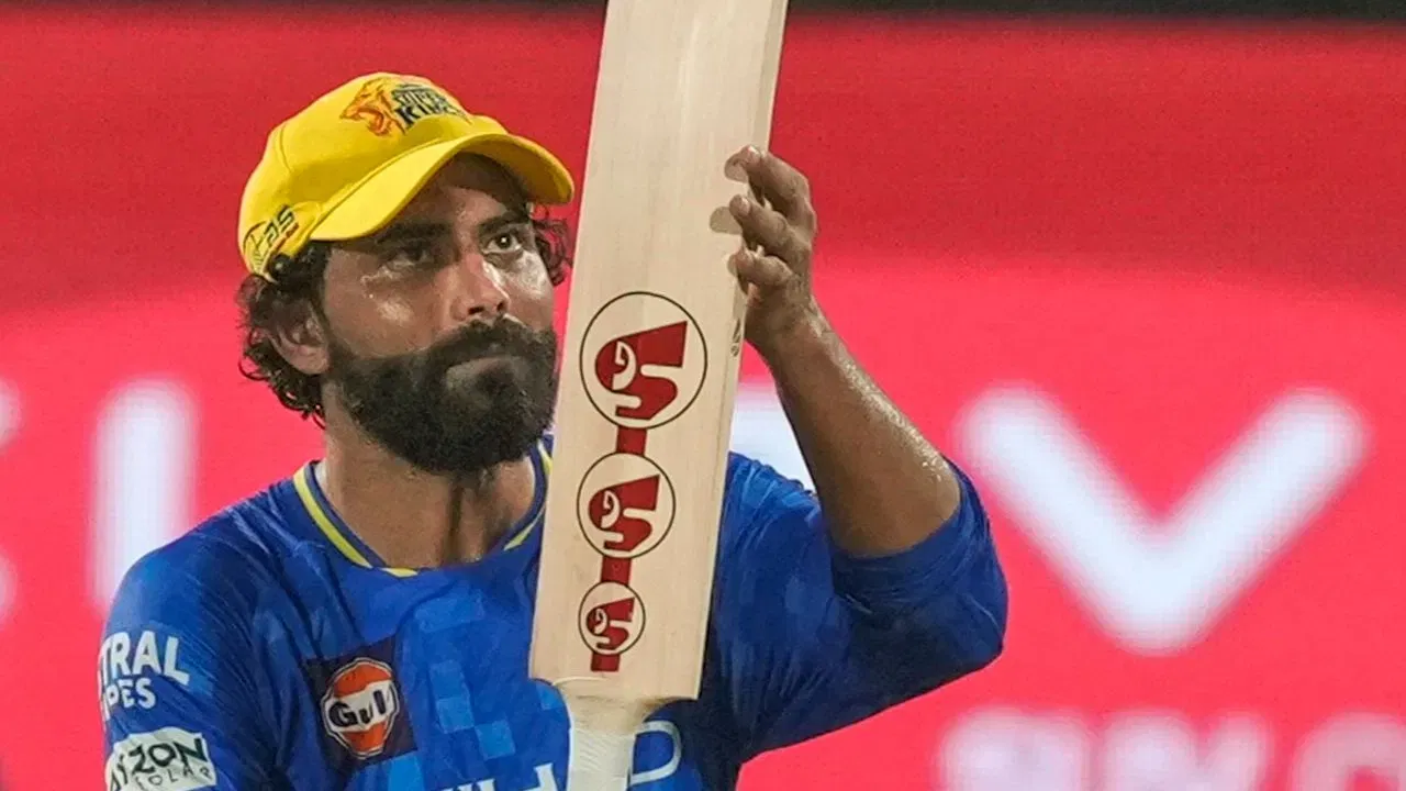 ਰਾਜਸਥਾਨ ਰਾਇਲਜ਼ ਅਤੇ ਚੇਨਈ ਸੁਪਰ ਕਿੰਗਜ਼ ਵਿਚਕਾਰ ਕਈ ਦਿਨਾਂ ਤੋਂ ਸੰਜੂ ਸੈਮਸਨ ਅਤੇ ਜਡੇਜਾ ਦੇ ਟ੍ਰੇਡ ਦੀ ਚਰਚਾ ਹੋ ਰਹੀ ਹੈ, ਅਤੇ ਹੁਣ ਇਹ ਹਕੀਕਤ ਵਿੱਚ ਬਦਲਣ ਦੇ ਨੇੜੇ ਹੈ। ਇਸ ਦੇ ਨਾਲ, ਰਵਿੰਦਰ ਜਡੇਜਾ ਦਾ CSK ਨਾਲ 12 ਸਾਲਾਂ ਦਾ ਸਫ਼ਰ ਵੀ ਖਤਮ ਹੋ ਜਾਵੇਗਾ। (Photo: PTI)