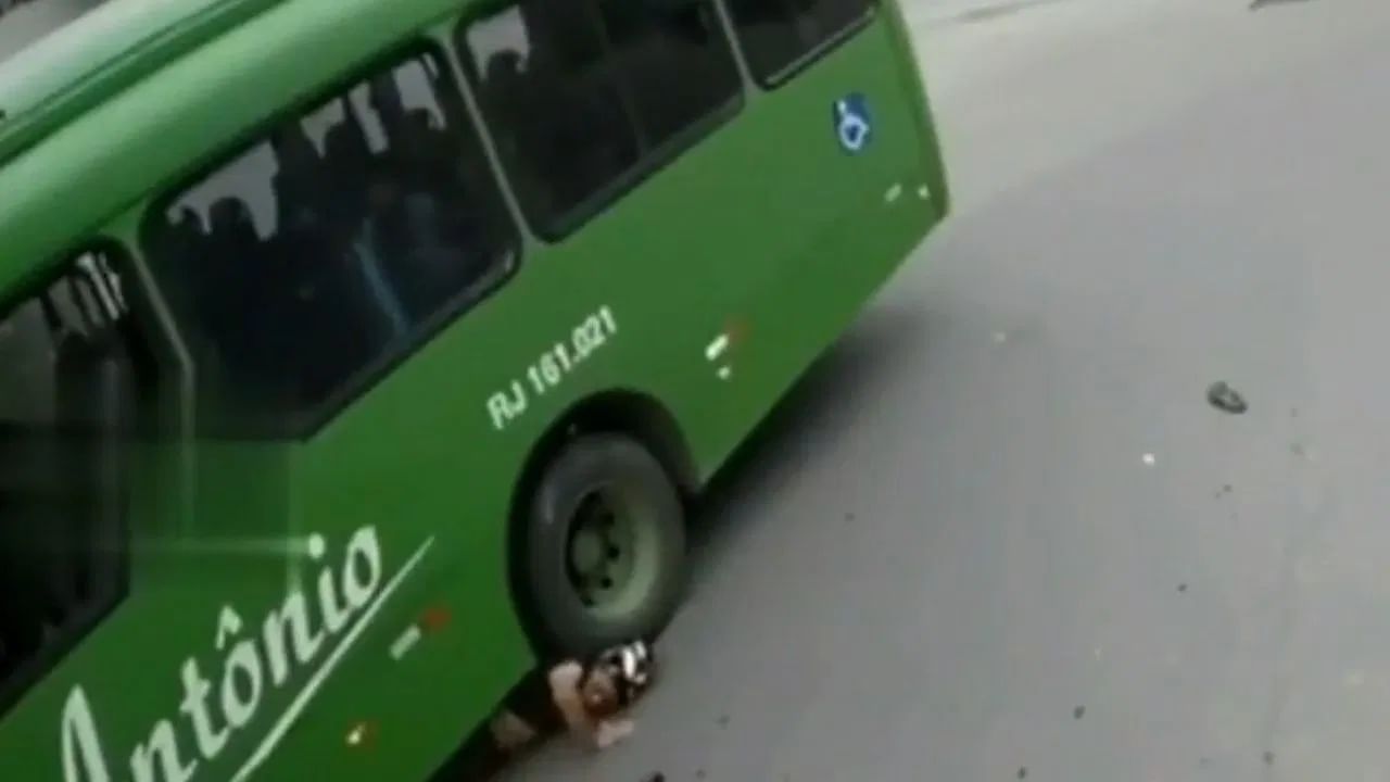 Viral Video: ਬੱਸ ਥੱਲੇ ਕੁਚਲਣ ਹੀ ਵਾਲਾ ਸੀ ਸਿਰ, ਫਿਰ ਹੋਇਆ ਚਮਤਕਾਰ ਅਤੇ ਬੱਚ ਗਈ ਬੰਦੇ ਦੀ ਜਾਨ