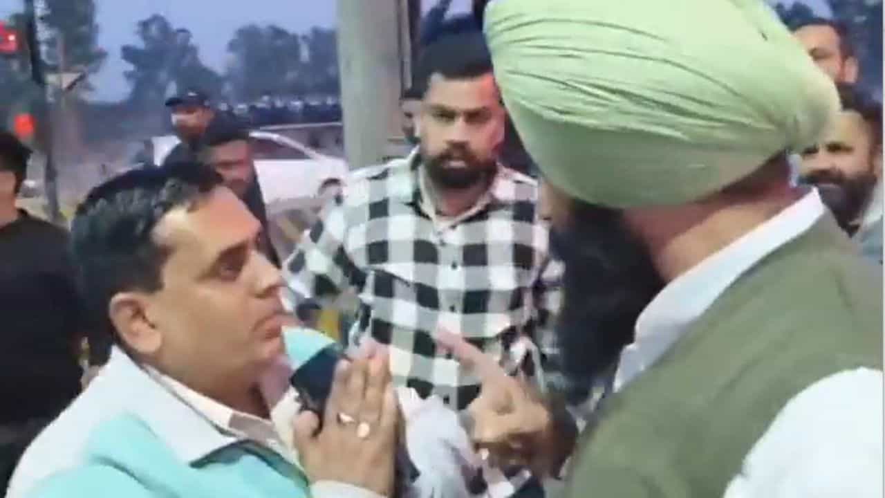 ਪੁਰਾਣੇ ਰੰਗ ਚ ਦਿਖਾਈ ਦਿੱਤੇ ਬੈਂਸ, ਖੁੱਲ੍ਹਵਾਇਆ ਟੋਲ, ਲੰਘਾਏ ਵਾਹਨ, ਦੇਖਦੇ ਰਹਿ ਗਏ ਅਧਿਕਾਰੀ ਪੁਰਾਣੇ ਰੰਗ ਚ ਦਿਖਾਈ ਦਿੱਤੇ ਬੈਂਸ, ਖੁੱਲ੍ਹਵਾਇਆ ਟੋਲ, ਲੰਘਾਏ ਵਾਹਨ, ਦੇਖਦੇ ਰਹਿ ਗਏ ਅਧਿਕਾਰੀ