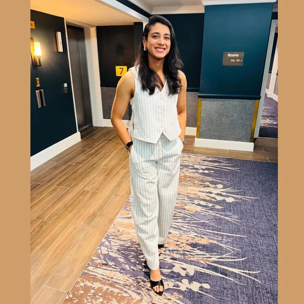 ਜੇਮੀਮਾ ਰੋਡਰਿਗਜ਼ ਦਾ ਇਹ ਲੁੱਕ ਬਹੁਤ ਪ੍ਰਿਟੀ ਹੈ। ਉਨ੍ਹਾਂ ਨੇ ਫਾਰਮਲ ਪੈਂਟਸ ਦੇ ਨਾਲ ਵਾਈਟ ਟਾਪ ਅਤੇ ਜੈਕਟ  ਪਾਈ ਹੈ। ਨਾਲ ਹੀ ਵਾਈਟ ਸਨੀਕਰਜ਼ ਨਾਲ ਆਪਣੇ ਕੈਜ਼ੁਅਲ ਲੁੱਕ ਨੂੰ ਕੰਪਲੀਟ ਕੀਤਾ ਹੈ।ਨੋ ਮੇਕਅਪ,ਸਿੰਪਲ ਹੇਅਰਸਟਾਈਲ ਅਤੇ ਮਿਨਿਮਲਿਸਟਿਕ ਐਕਸੈਸਰੀਜ਼ ਵਿੱਚ ਉਨ੍ਹਾਂ ਦਾ ਇਹ ਫਾਰਮਲ ਲੁੱਕ ਬਹੁਤ ਗ੍ਰੇਸਫੁਲ ਹੈ।