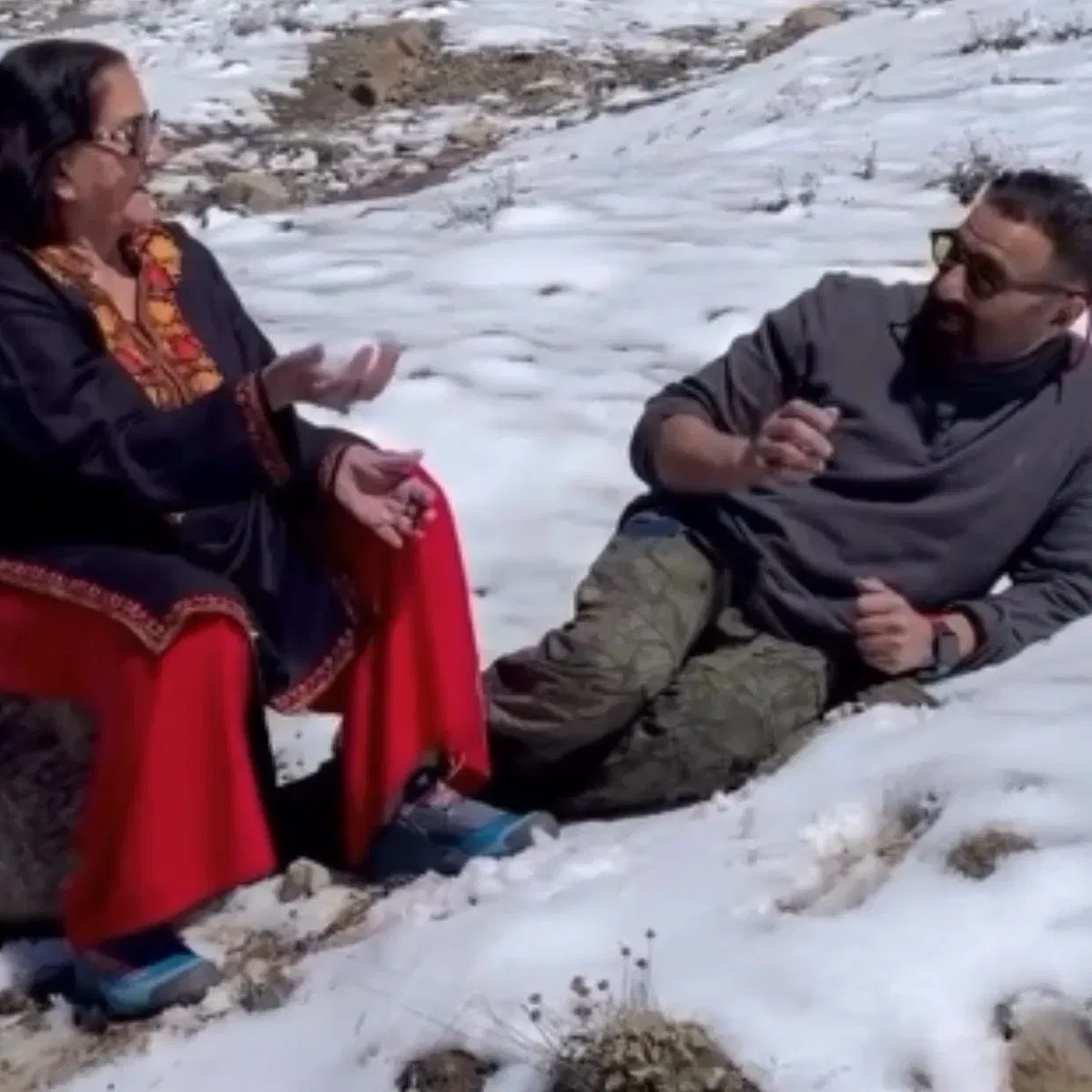 ਜਦੋਂ ਧਰਮਿੰਦਰ ਨੇ ਹੇਮਾ ਮਾਲਿਨੀ ਨਾਲ ਵਿਆਹ ਕੀਤਾ, ਤਾਂ ਉਨ੍ਹਾਂ ਦੇ ਵੱਡਾ ਪੁੱਤਰ, ਸੰਨੀ ਦਿਓਲ, 24 ਸਾਲ ਦੇ ਸਨ, ਅਤੇ ਕਥਿਤ ਤੌਰ 'ਤੇ ਆਪਣੇ ਪਿਤਾ ਦੇ ਫੈਸਲੇ ਤੋਂ ਨਾਖੁਸ਼ ਸਨ। ਇਹ ਵੀ ਦਾਅਵਾ ਕੀਤਾ ਜਾਂਦਾ ਹੈ ਕਿ ਸੰਨੀ ਦਿਓਲ ਇੰਨਾ ਗੁੱਸੇ ਵਿੱਚ ਆ ਗਏ ਕਿ ਉਨ੍ਹਾਂਨੇ ਹੇਮਾ 'ਤੇ ਹਮਲਾ ਕਰ ਦਿੱਤਾ।