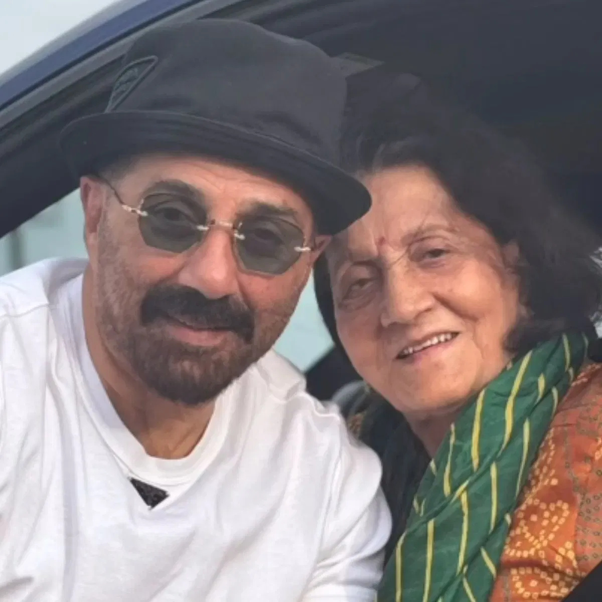 ਧਰਮਿੰਦਰ ਅਤੇ ਹੇਮਾ ਮਾਲਿਨੀ ਦੀ ਖੂਬਸੂਰਤ ਜੋੜੀ ਨੂੰ ਸਾਰੇ ਜਾਣਦੇ ਹਨ। ਹਾਲਾਂਕਿ, ਬਹੁਤ ਘੱਟ ਲੋਕ ਜਾਣਦੇ ਹਨ ਕਿ ਉਨ੍ਹਾਂ ਦੀ ਪਹਿਲੀ ਪਤਨੀ ਪ੍ਰਕਾਸ਼ ਕੌਰ ਸੀ। 1954 ਵਿੱਚ, ਜਦੋਂ ਧਰਮਿੰਦਰ ਸਿਰਫ਼ 19 ਸਾਲ ਦੇ ਸਨ, ਉਨ੍ਹਾਂ ਦਾ ਪ੍ਰਕਾਸ਼ ਕੌਰ ਨਾਲ ਵਿਆਹ ਹੋਇਆ ਸੀ। ਇਹ ਇੱਕ ਅਰੈਂਜ ਮੈਰਿਜ ਸੀ। ਉਨ੍ਹਾਂ ਦੇ ਚਾਰ ਬੱਚੇ ਹੋਏ: ਸੰਨੀ ਦਿਓਲ, ਬੌਬੀ ਦਿਓਲ, ਵਿਜੇਤਾ ਅਤੇ ਅਜੀਤਾ।