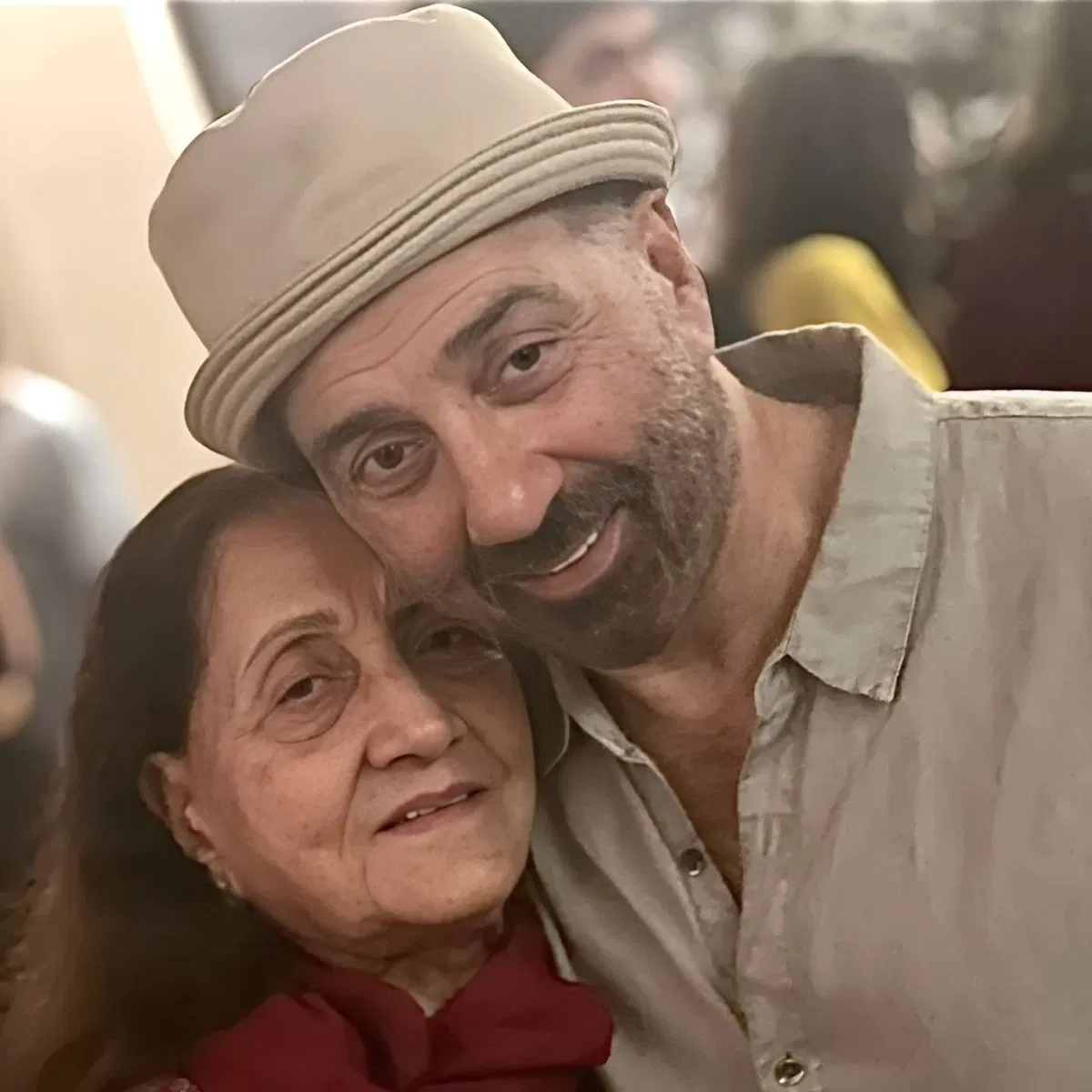 ਪ੍ਰਕਾਸ਼ ਕੌਰ ਨੇ ਇਸ ਦਾਅਵੇ ਦਾ ਖੰਡਨ ਕਰਦਿਆਂ ਸੱਚਾਈ ਦਾ ਖੁਲਾਸਾ ਕੀਤਾ। ਸਟਾਰਡਸਟ ਨਾਲ ਇੱਕ ਇੰਟਰਵਿਊ ਵਿੱਚ, ਉਨ੍ਹਾਂ ਨੇ ਕਿਹਾ ਕਿ ਇਹ ਦਾਅਵਾ ਸੱਚ ਨਹੀਂ ਹੈ। ਸੰਨੀ ਦਾ ਬਚਾਅ ਕਰਦੇ ਹੋਏ, ਉਨ੍ਹਾਂਨੇ ਕਿਹਾ ਕਿ ਹਰ ਬੱਚਾ ਚਾਹੁੰਦਾ ਹੈ ਕਿ ਉਸਦਾ ਪਿਤਾ ਉਸ ਨੂੰ ਅਤੇ ਉਸਦੀ ਮਾਂ ਨੂੰ ਜਿਆਦਾ ਪਿਆਰ ਕਰੇ।