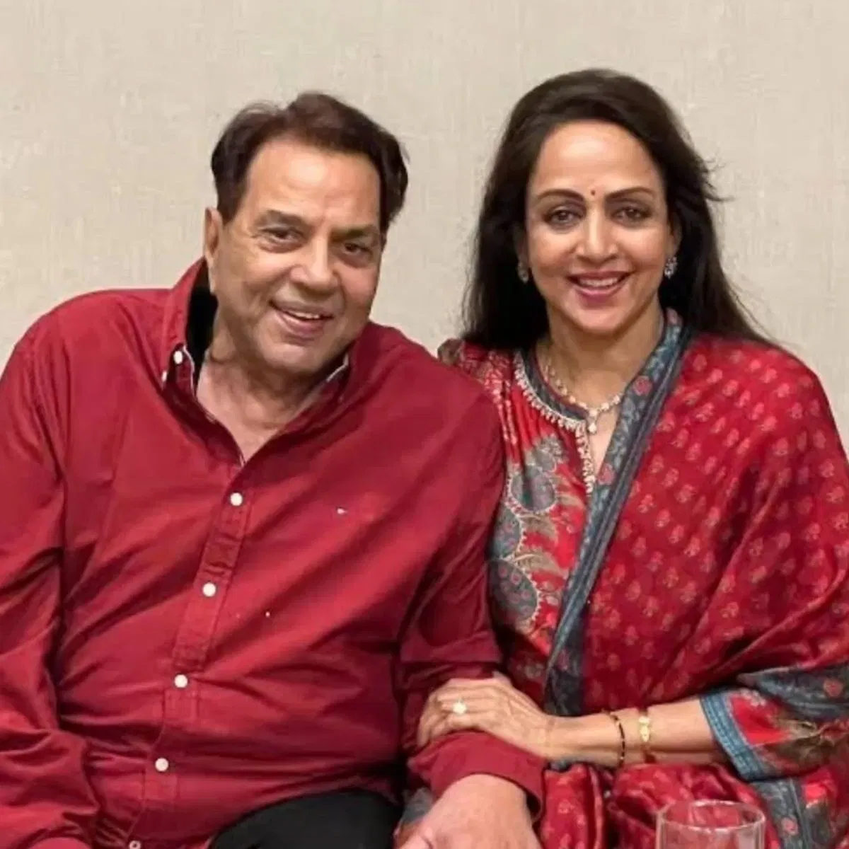 ਫਿਲਮ ਇੰਡਸਟਰੀ ਵਿੱਚ ਆਉਣ ਤੋਂ ਬਾਅਦ, ਧਰਮਿੰਦਰ ਨੂੰ ਹੇਮਾ ਮਾਲਿਨੀ ਨਾਲ ਪਿਆਰ ਹੋ ਗਿਆ ਅਤੇ ਪ੍ਰਕਾਸ਼ ਕੌਰ ਨਾਲ ਆਪਣਾ ਵਿਆਹ ਤੋੜੇ ਬਿਨਾਂ ਹੀ ਉਨ੍ਹਾਂ ਨਾਲ ਵਿਆਹ ਕਰਵਾ ਲਿਆ।