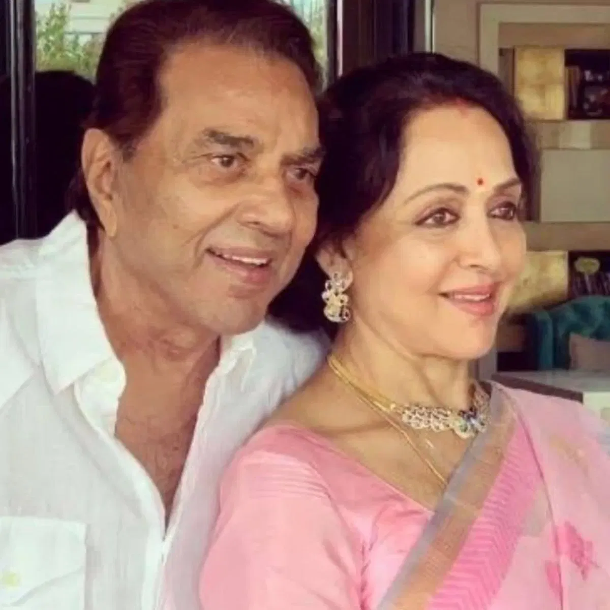 ਬਾਲੀਵੁੱਡ ਦੇ ਹੀ-ਮੈਨ, ਧਰਮਿੰਦਰ, ਹੁਣ ਸਾਡੇ ਵਿੱਚ ਨਹੀਂ ਹਨ। ਉਨ੍ਹਾਂ ਨੇ ਆਪਣੇ ਟੈਲੇਂਟ ਅਤੇ ਕਾਬਿਲੀਅਤ ਨਾਲ ਇੰਡਸਟਰੀ 'ਤੇ ਡੂੰਘੀ ਛਾਪ ਛੱਡੀ। ਉਨ੍ਹਾਂ ਦੀਆਂ ਫਿਲਮਾਂ ਤੋਂ ਲੈ ਕੇ ਉਨ੍ਹਾਂ ਦੇ ਡਾਇਲਾਗ ਤੱਕ, ਉਨ੍ਹਾਂ ਦੇ ਪ੍ਰਸ਼ੰਸਕ ਅੱਜ ਵੀ ਉਨ੍ਹਾਂ ਨੂੰ ਪਿਆਰ ਕਰਦੇ ਹਨ। ਜਿੱਥੇ ਧਰਮਿੰਦਰ ਦੀ ਪ੍ਰੋਫੇਸ਼ਨਲ ਜ਼ਿੰਦਗੀ ਹਮੇਸ਼ਾ ਸੁਰਖੀਆਂ ਵਿੱਚ ਰਹੀ ਹੈ, ਉੱਥੇ ਉਨ੍ਹਾਂ ਦੀ ਨਿੱਜੀ ਜ਼ਿੰਦਗੀ ਵੀ ਖ਼ਬਰਾਂ ਵਿੱਚ ਰਹੀ ਹੈ।